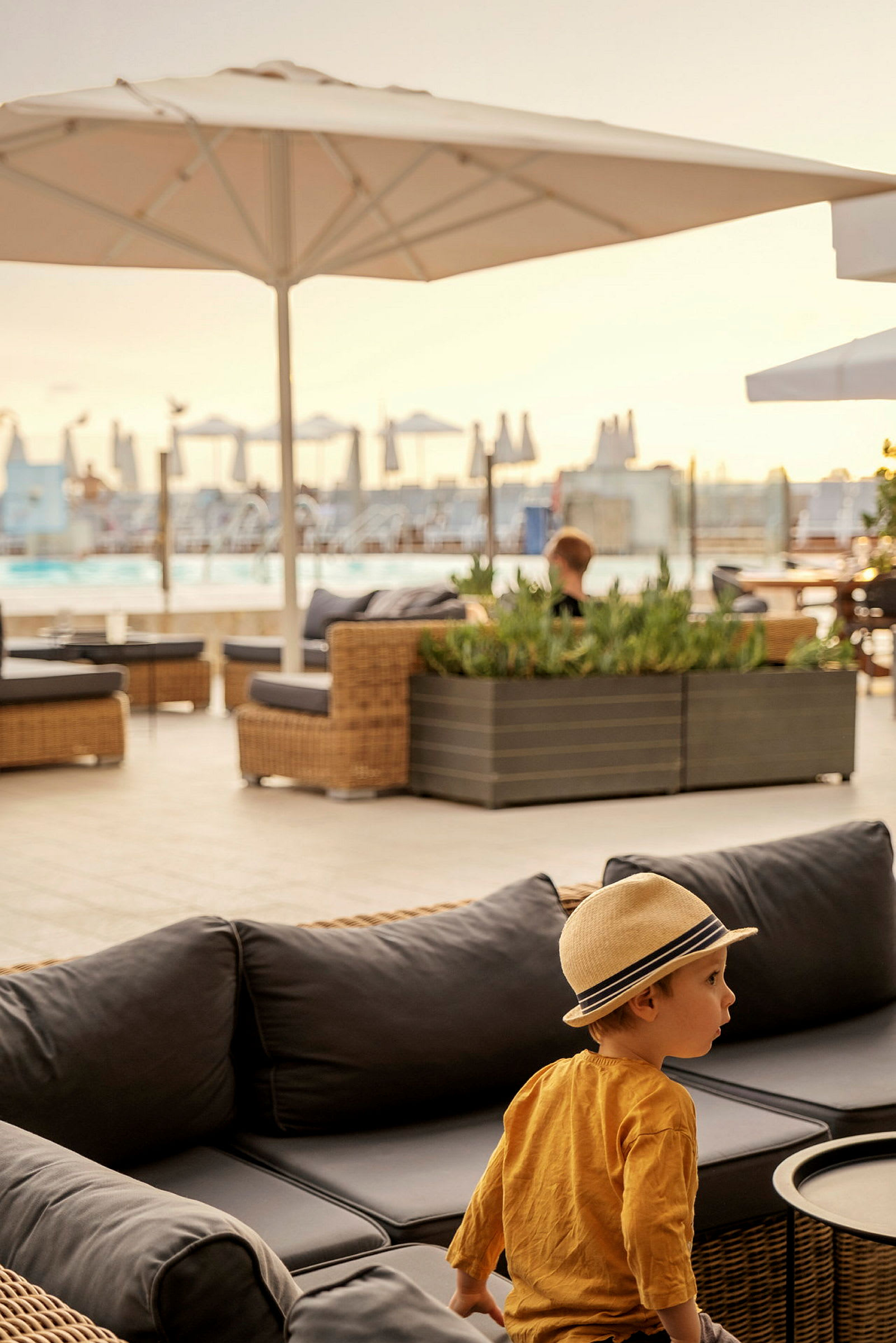 Terrass med lounge möbler och vy mot poolområdet. (AI-genererad text)