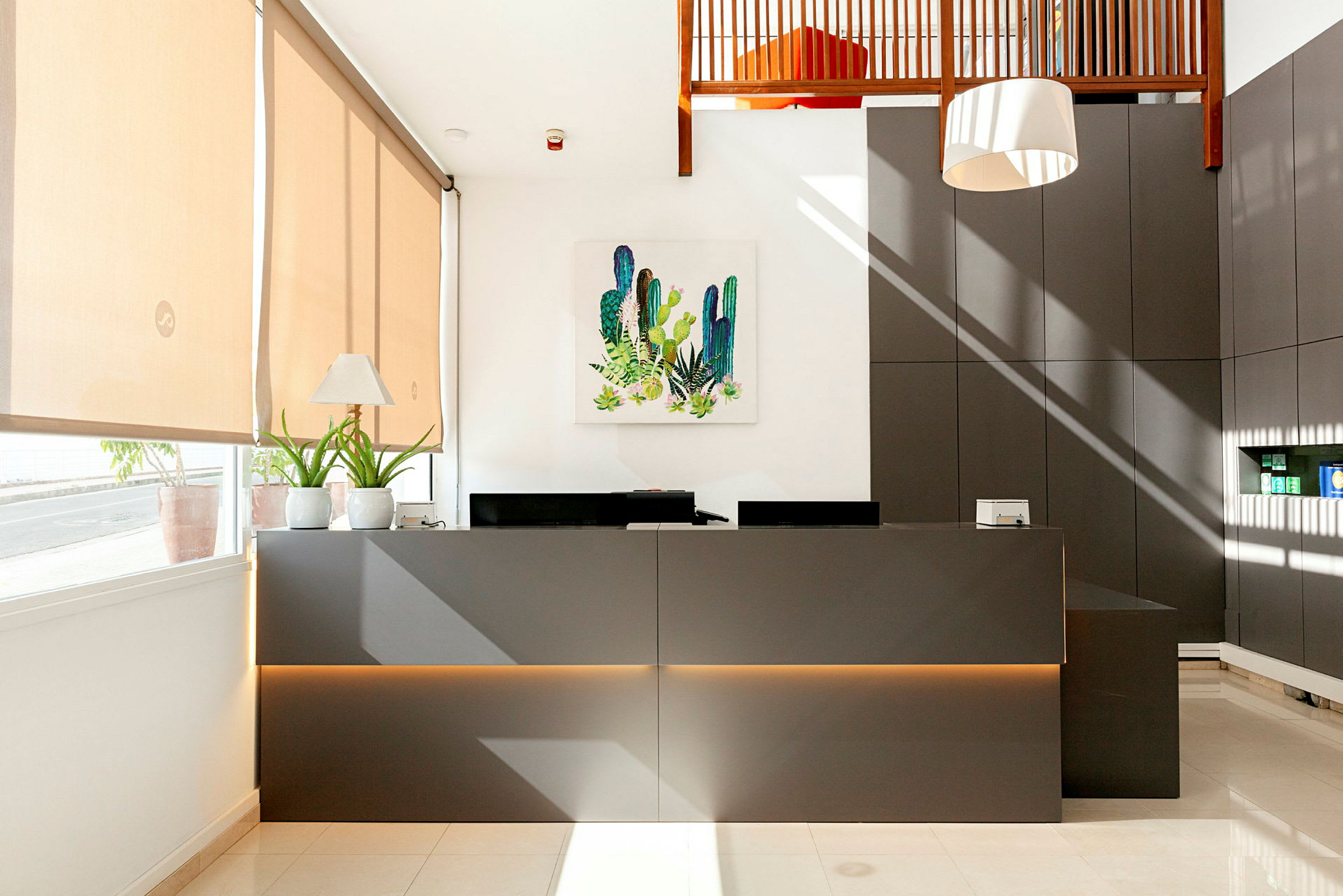 Modern reception med mörk disk och växter. (AI-genererad text)