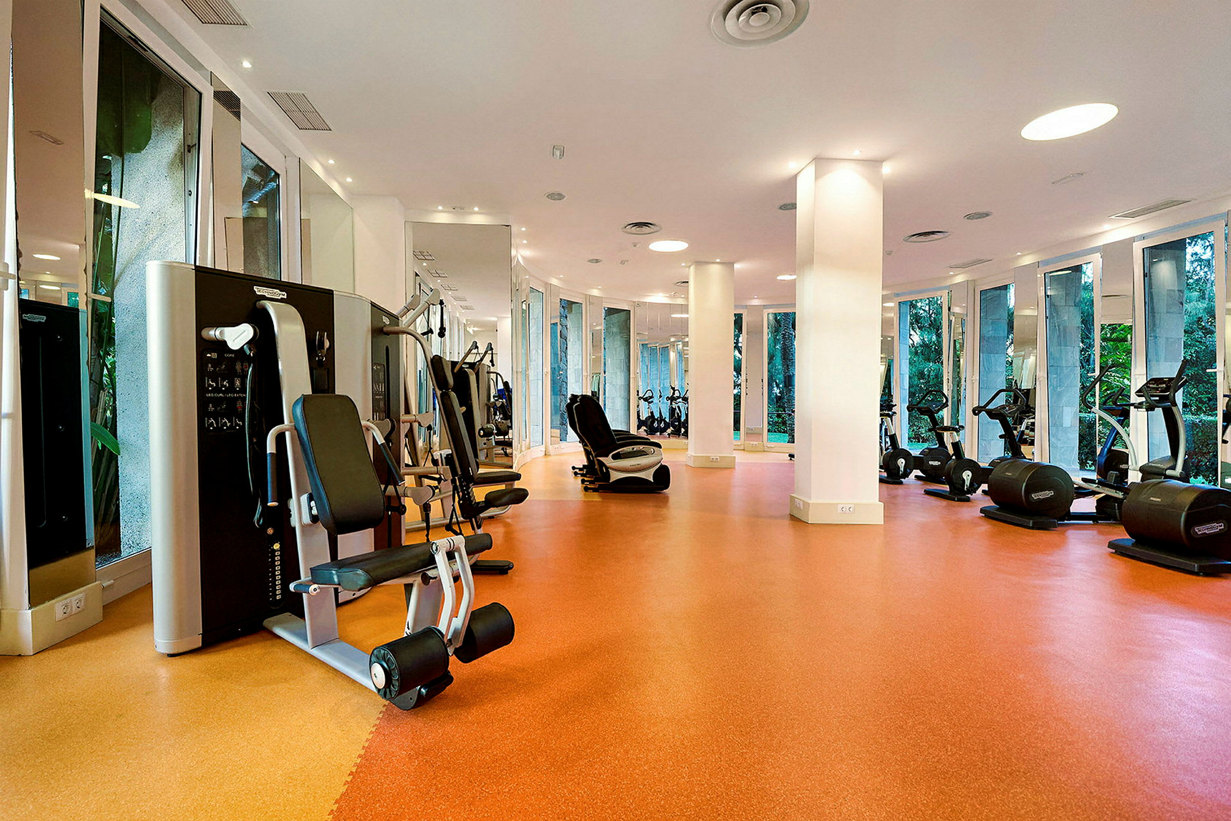 Ett gym med träningsmaskiner och dämpad belysning. (AI-genererad text)