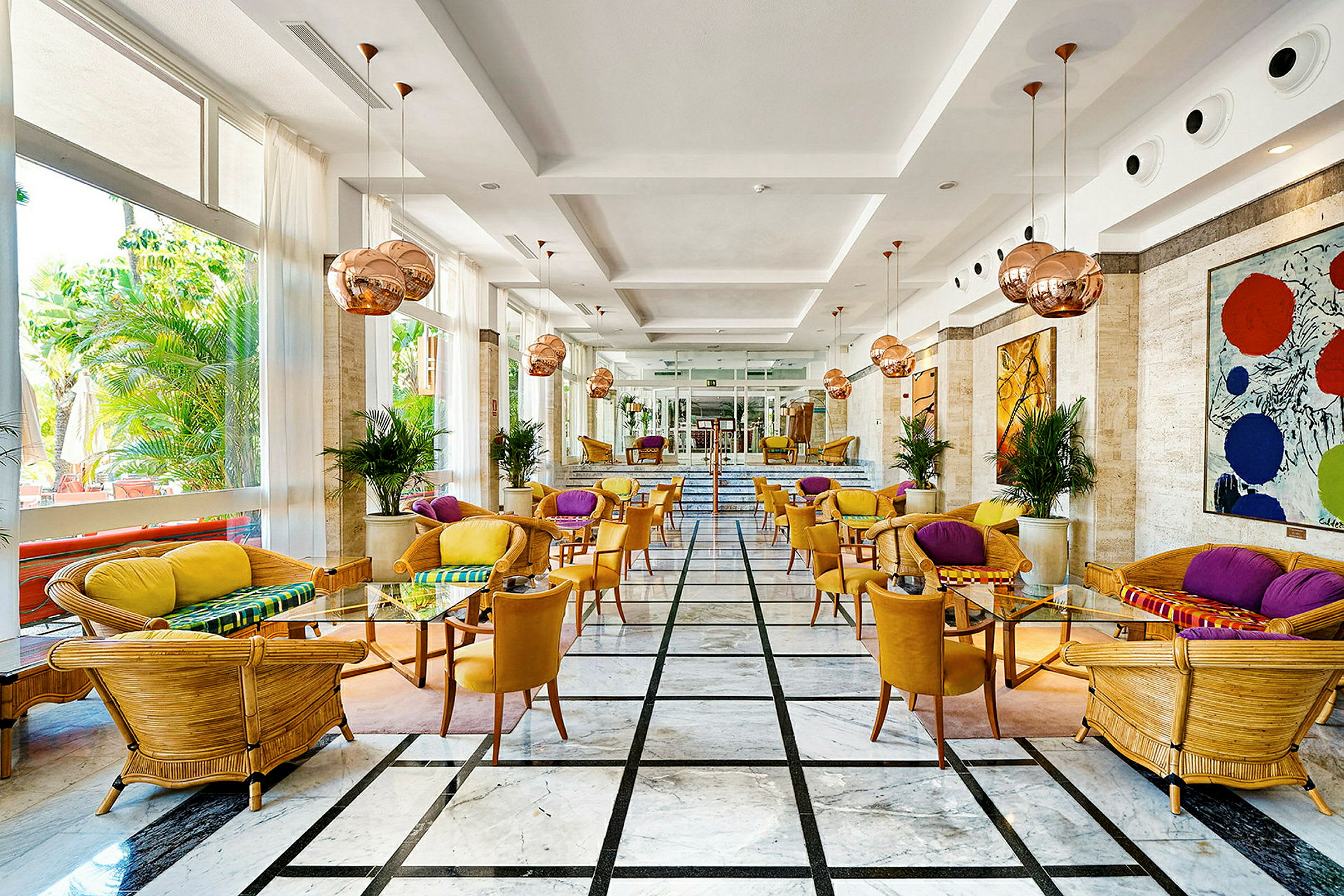 Interiör av en hotellbarlounge med färgglad inredning och stora fönster. (AI-genererad text)