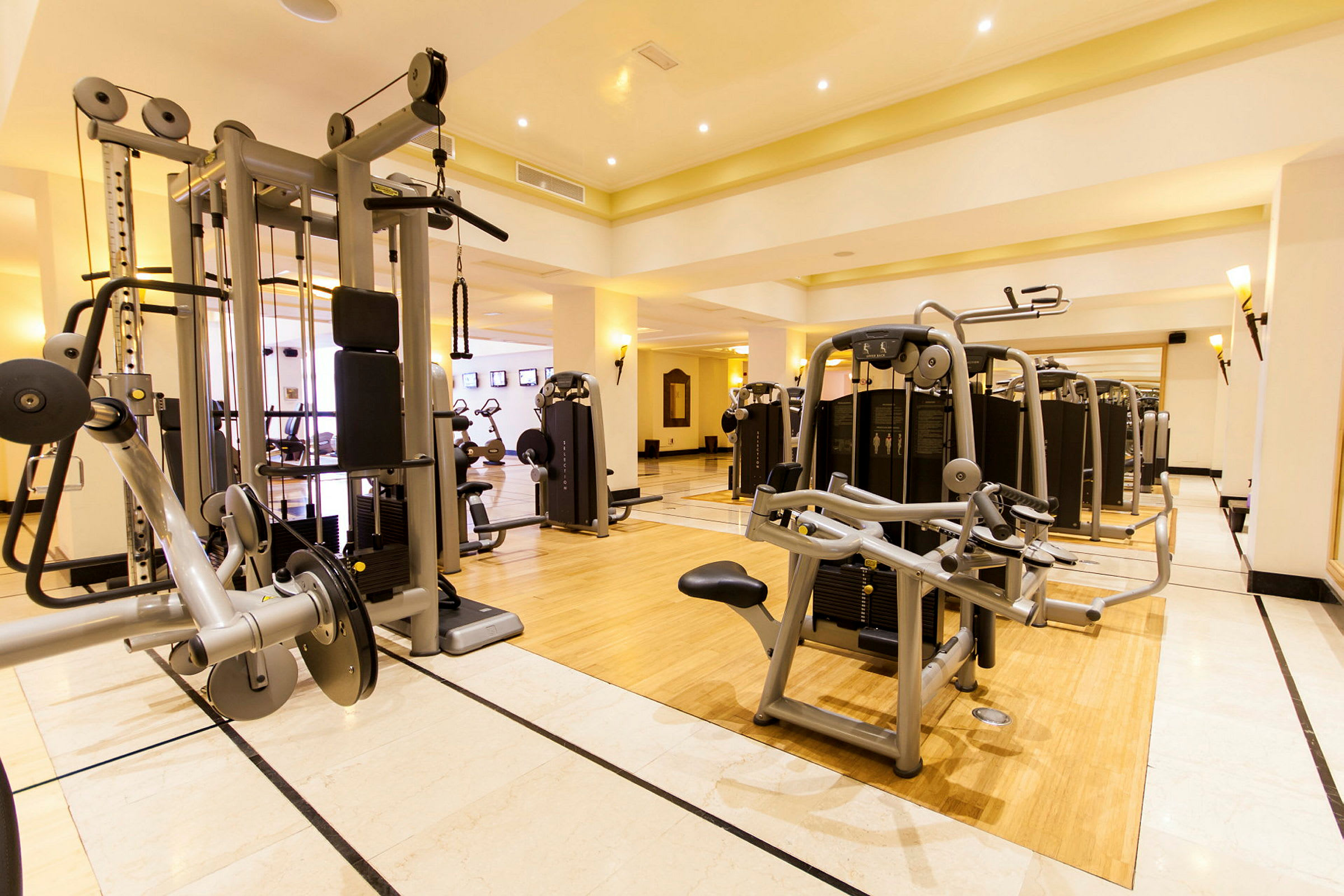 Ett gym med olika träningsmaskiner och utrustning. (AI-genererad text)