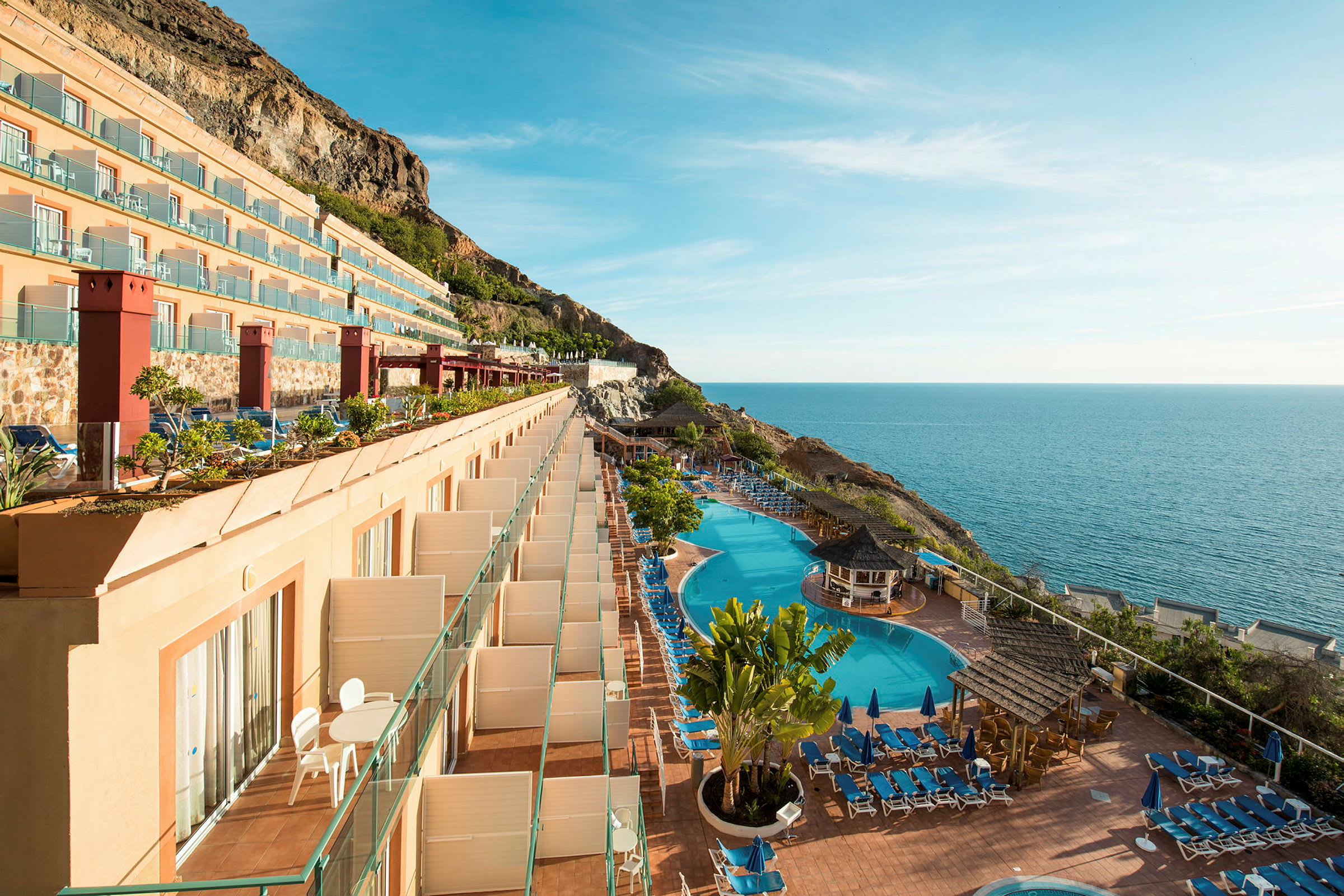 Ett hotell med balkonger, swimmingpooler och havsutsikt. (AI-genererad text)