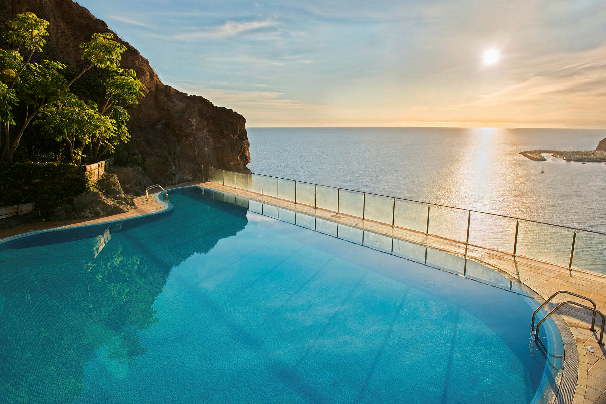Infinitypool med utsikt över havet vid solnedgången. (AI-genererad text)