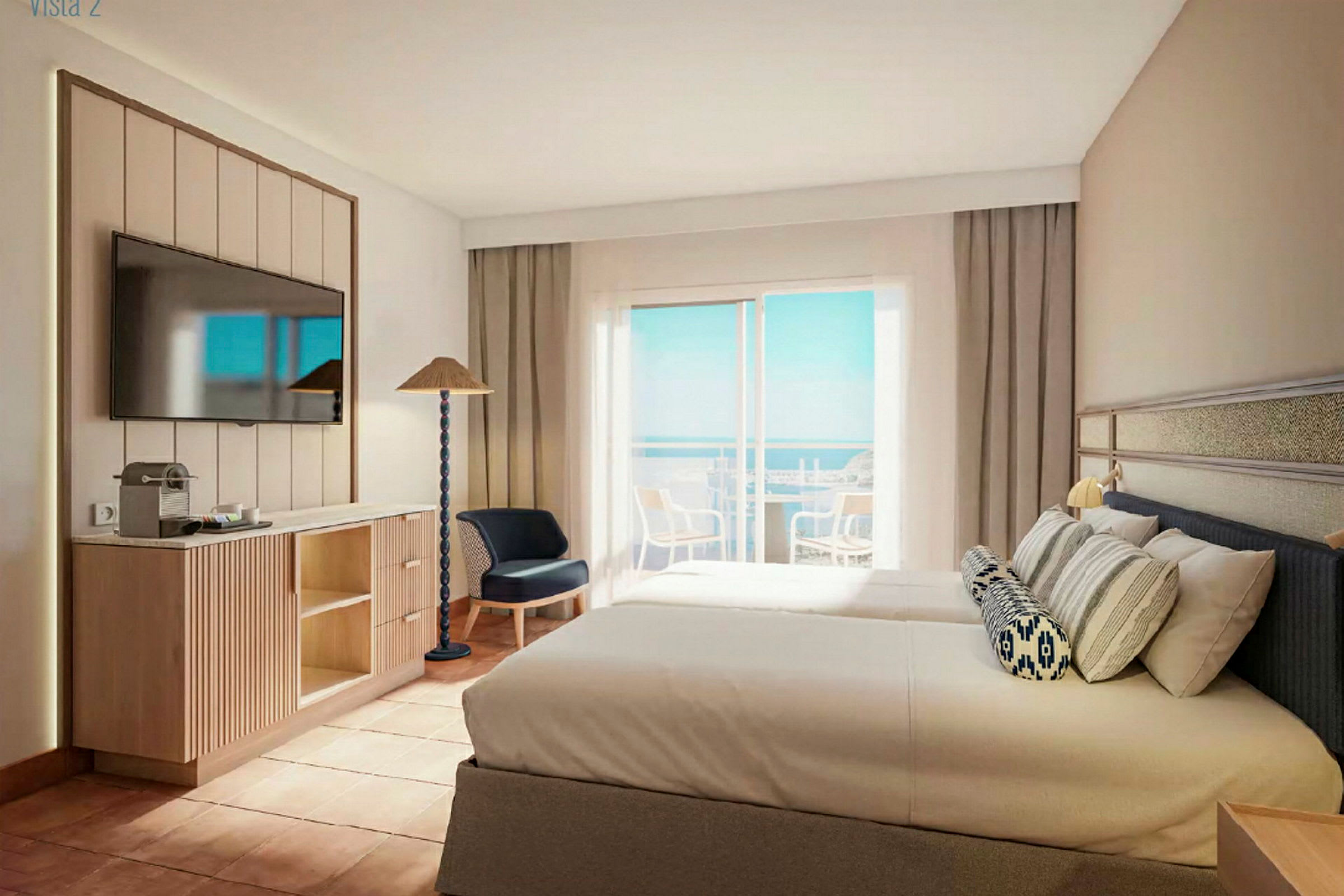 Ett hotellrum med två sängar, en platt-TV på väggen, möbler och en balkong med utsikt över havet. (AI-genererad text)