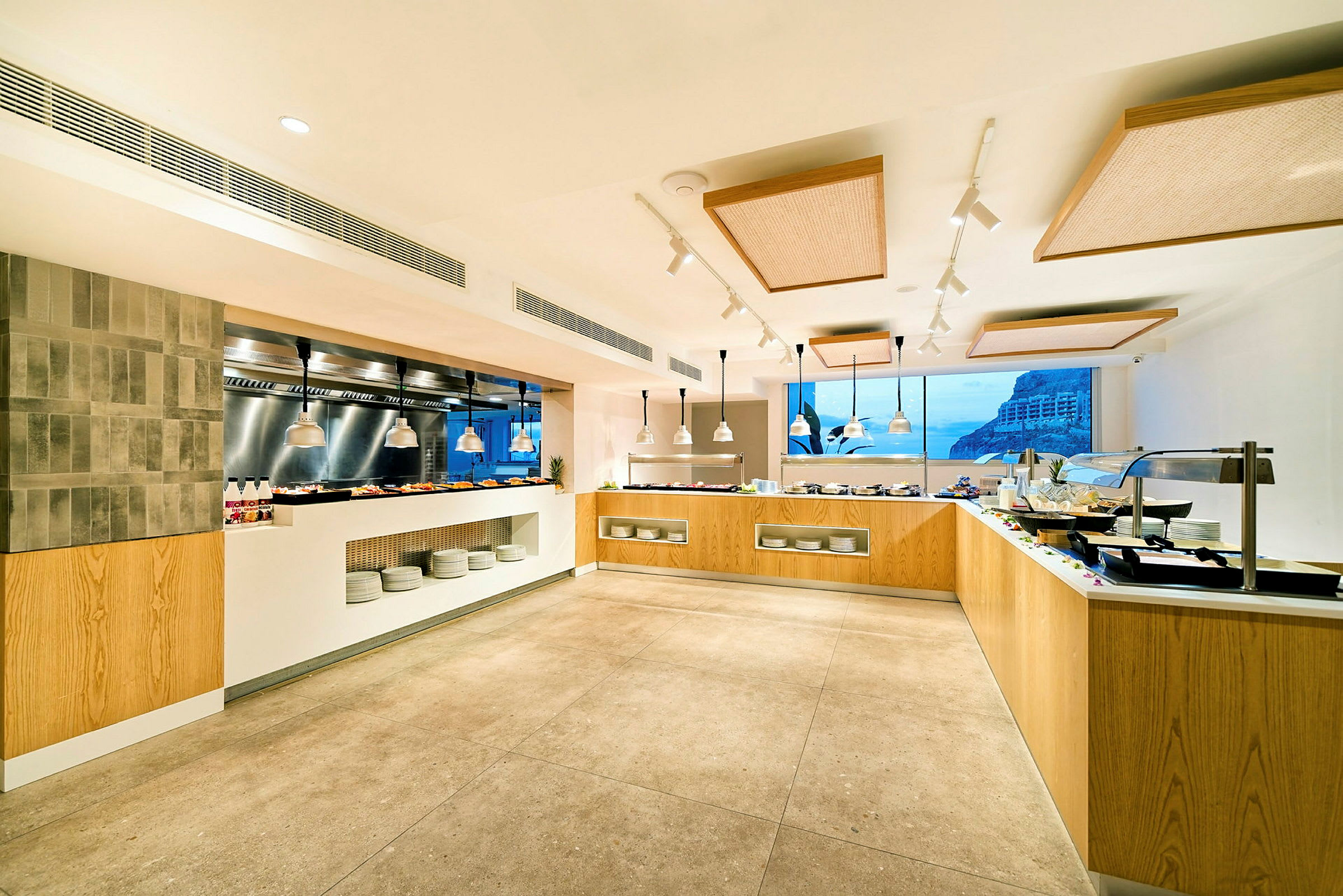 En modern bufférestaurang med träinredning, väl upplyst och med panoramafönster. (AI-genererad text)