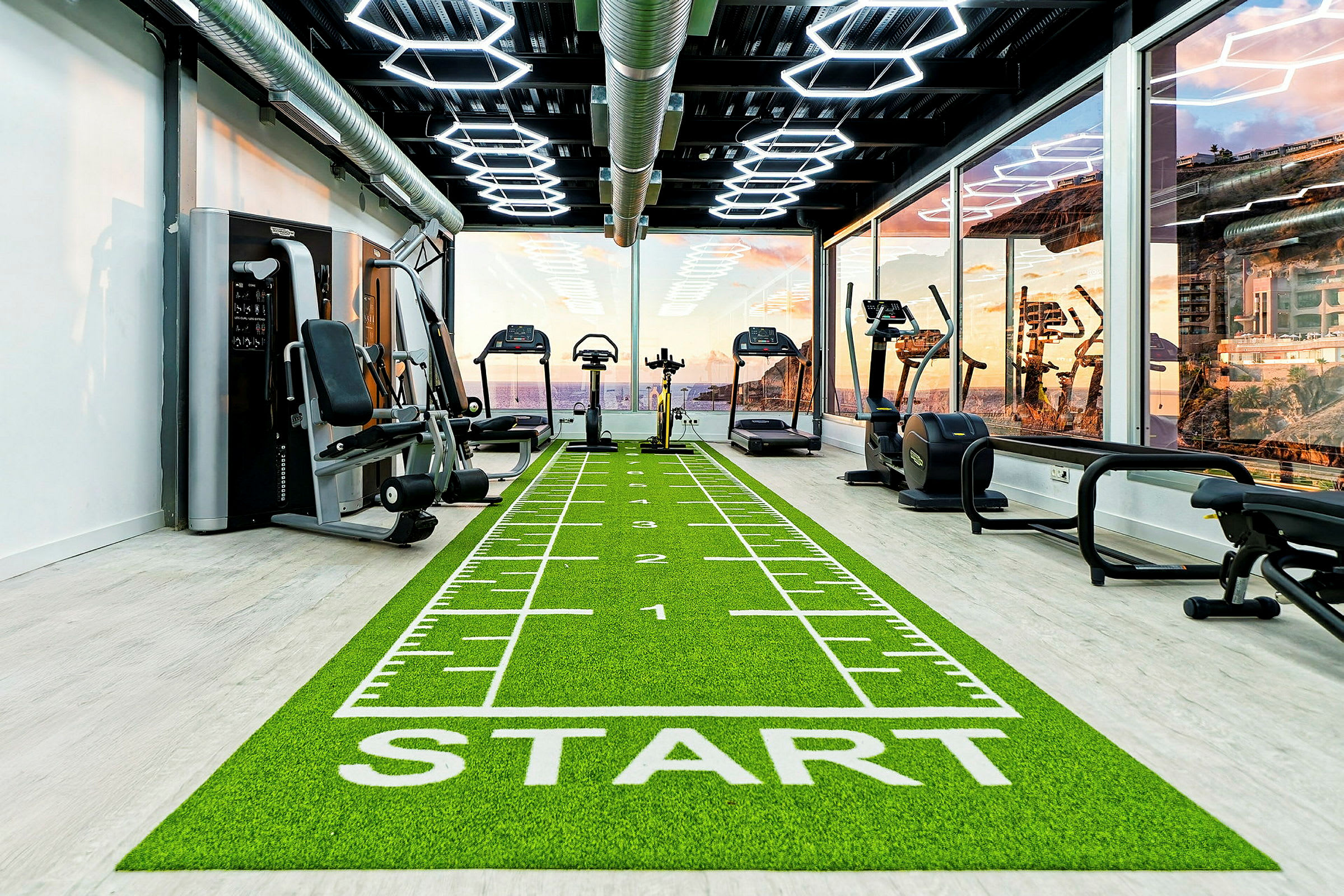 Bild av ett gym med träningsmaskiner och en löpmatta markerad med en startlinje. (AI-genererad text)