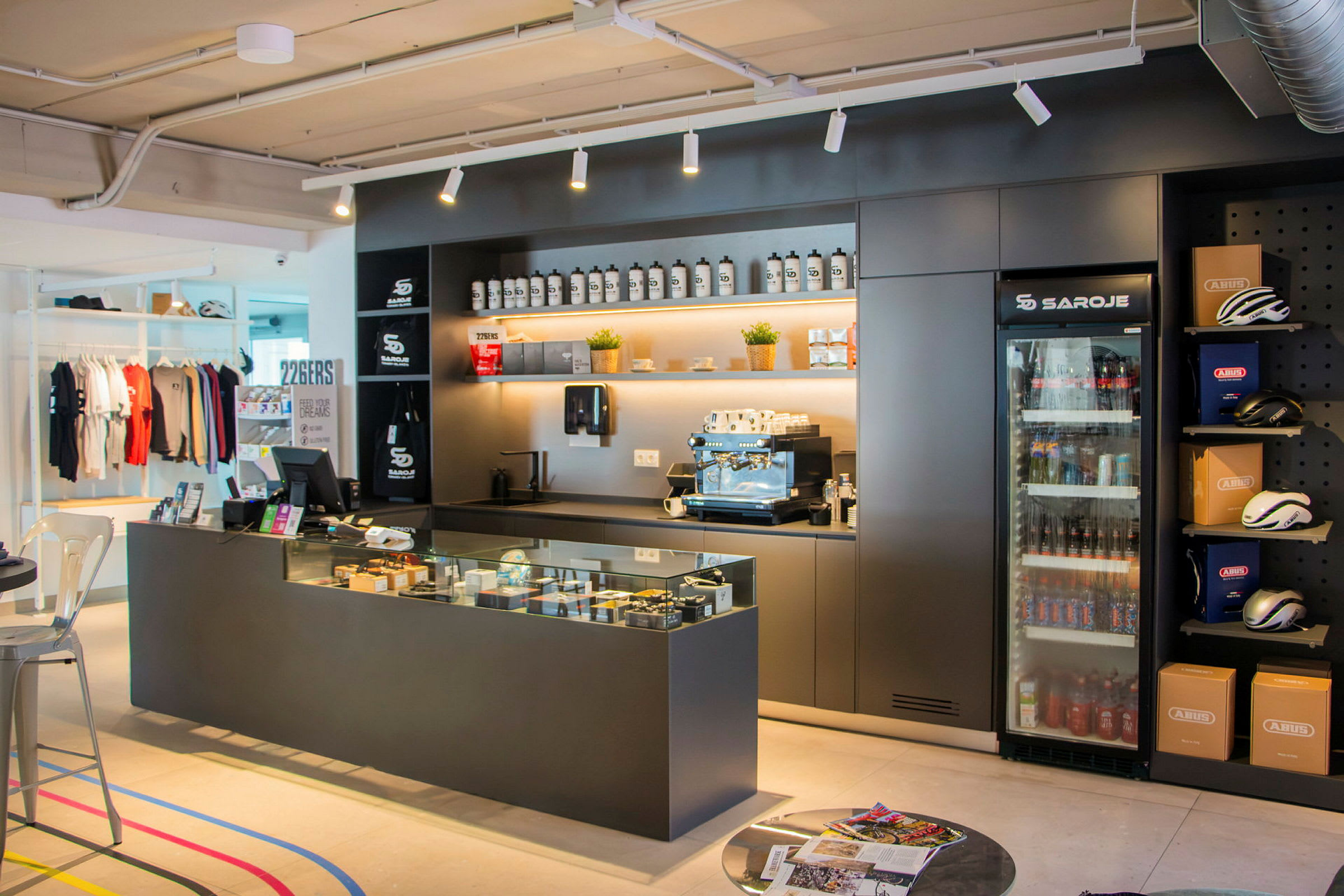 En butik med försäljning av cykeltillbehör där disken innehåller en kaffehörna. (AI-genererad text)