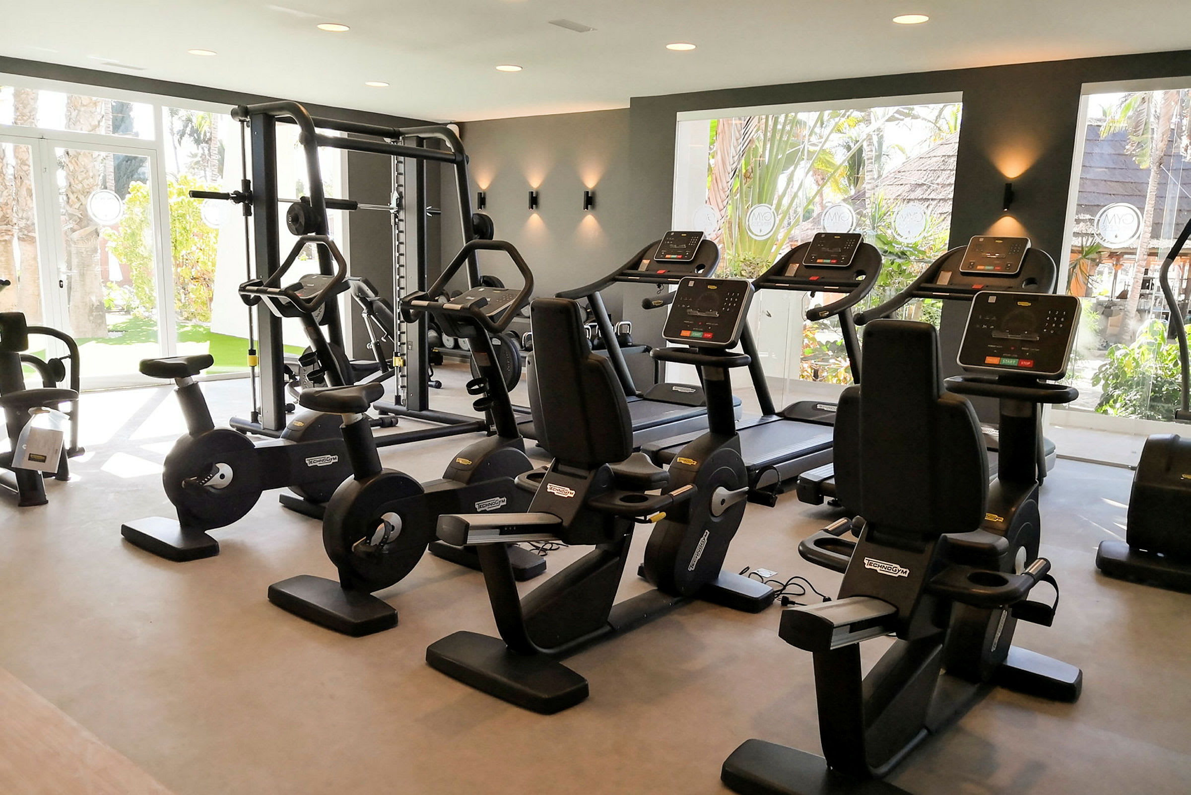 Gym med träningsmaskiner inklusive cyklar och löpband. (AI-genererad text)