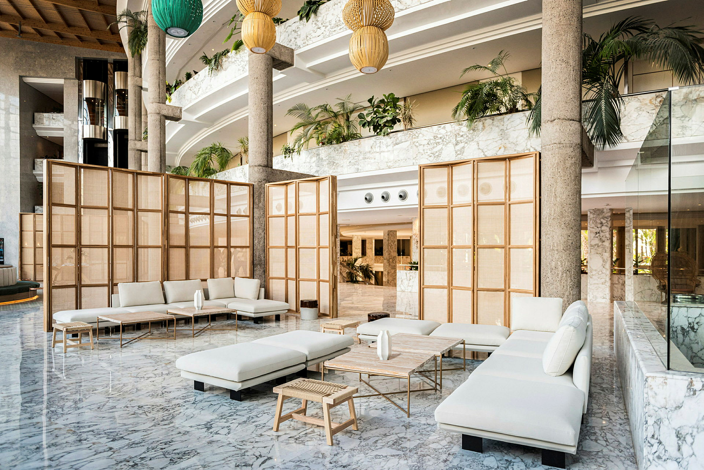Elegant lobbyområde med ljusa möbler och moderna trämöbler. (AI-genererad text)