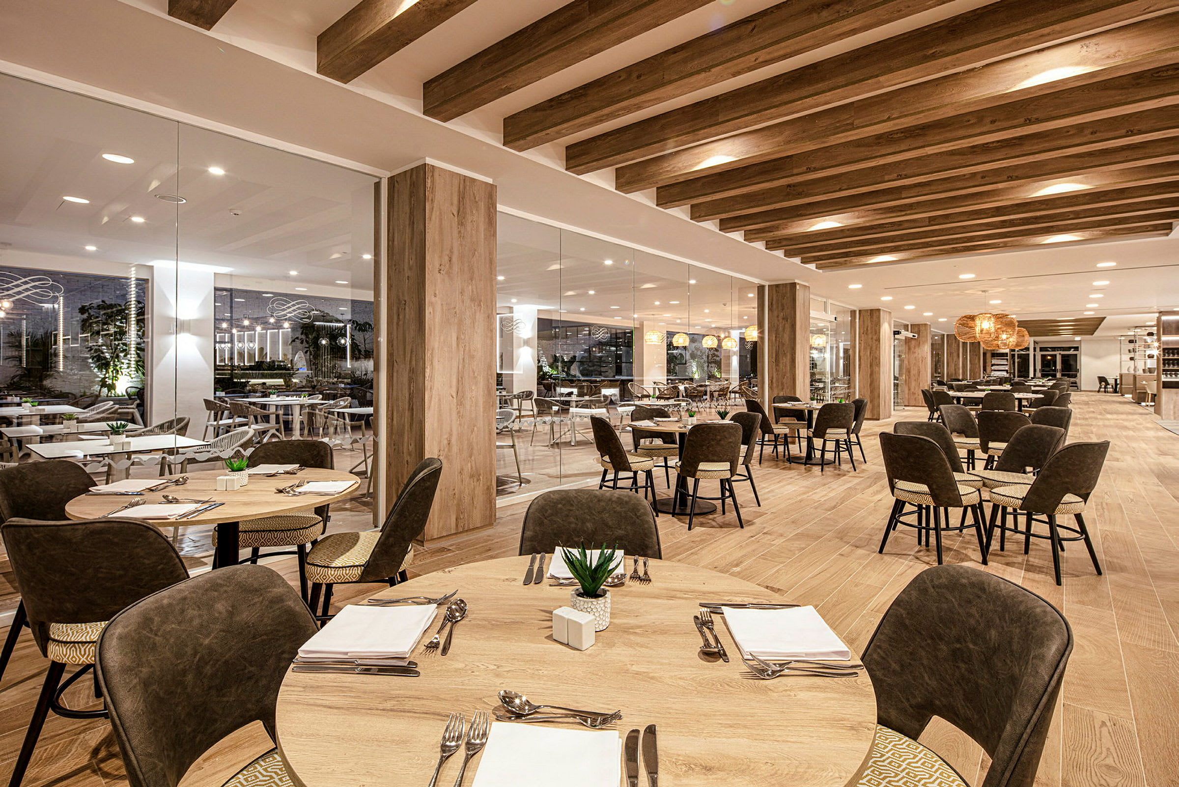 En modern restaurang med trämöbler och dukade bord. (AI-genererad text)
