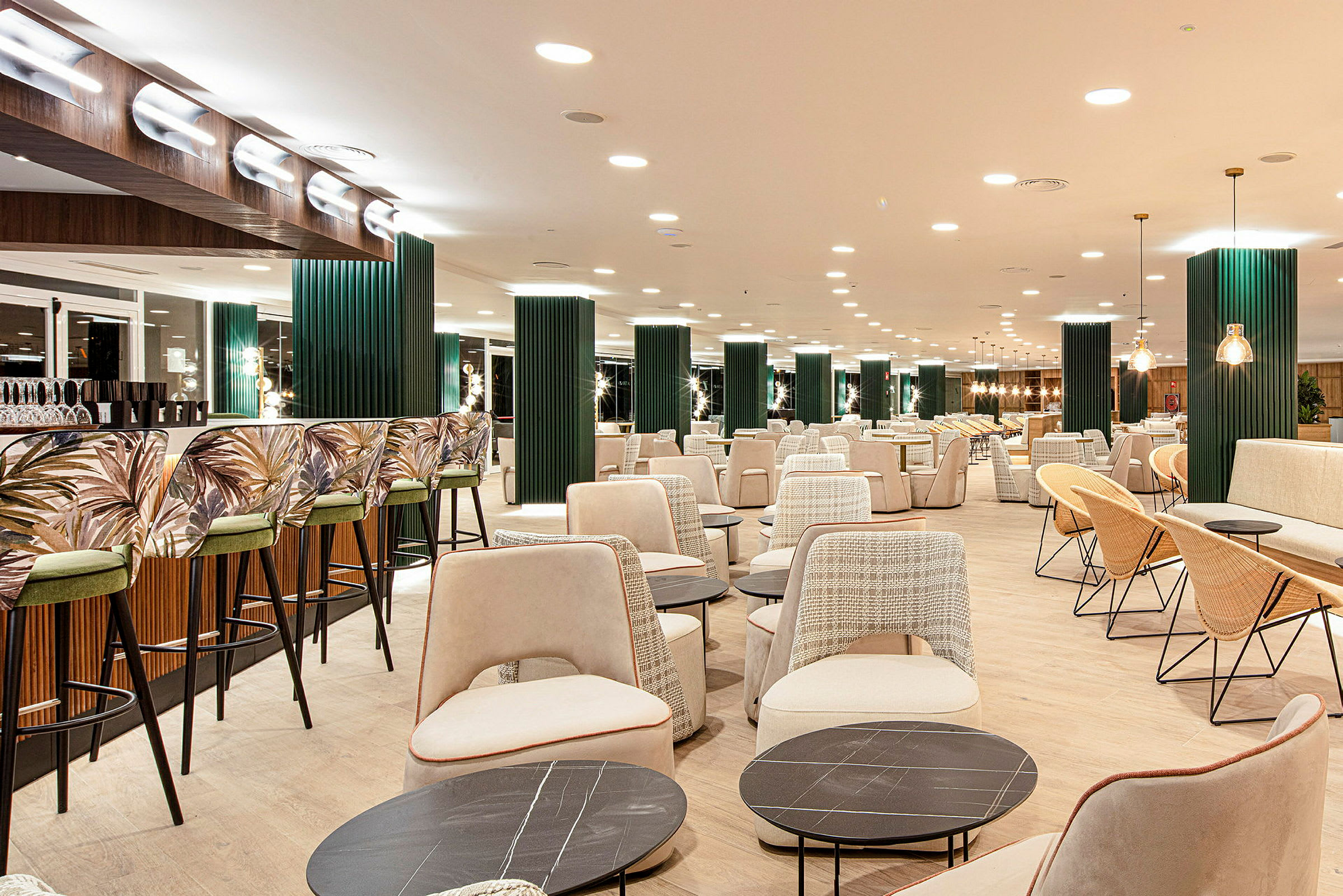 En modern hotellounge med sittgrupper och bar. (AI-genererad text)