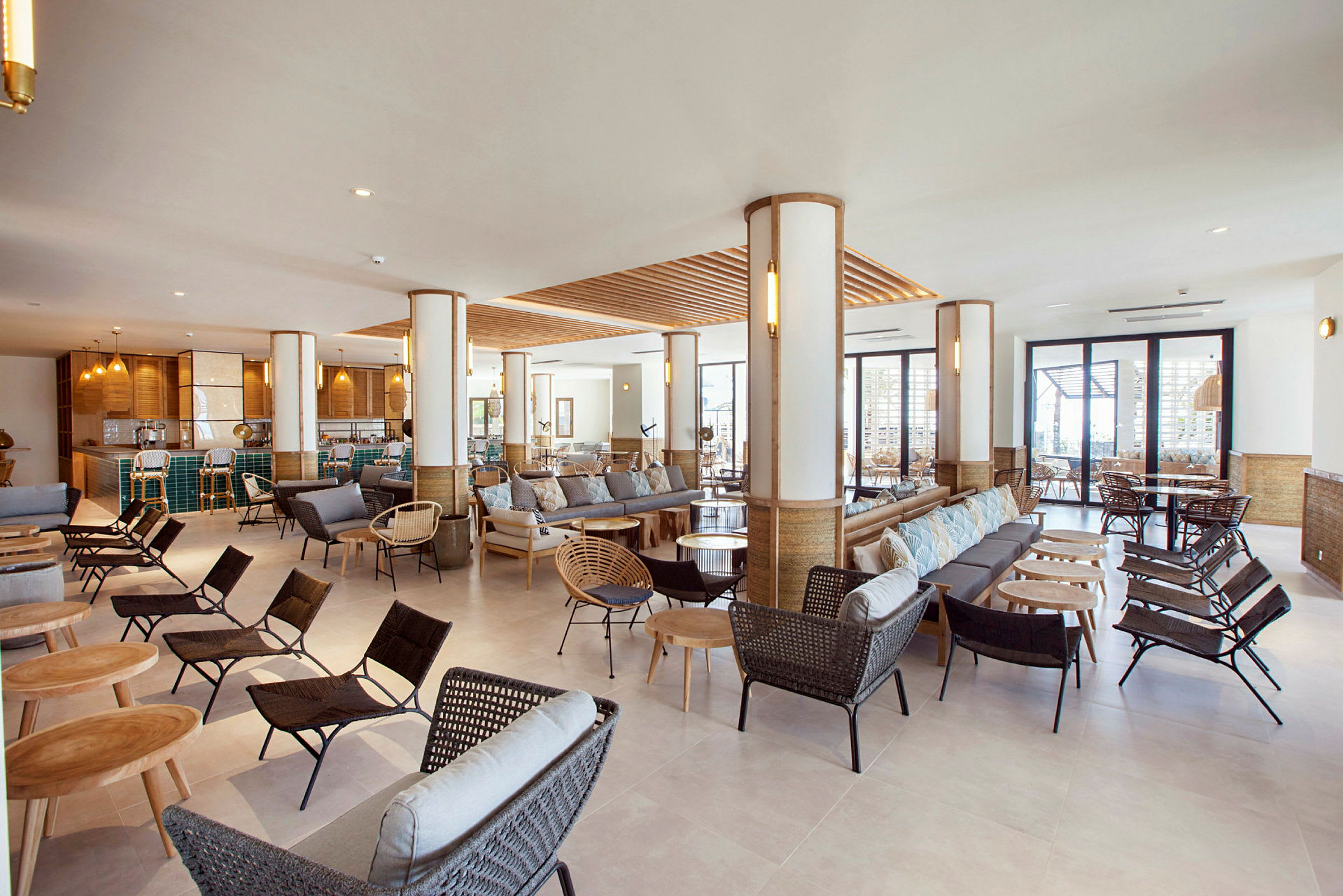 En hotellobby med sittgrupper, bord och modern inredning. (AI-genererad text)