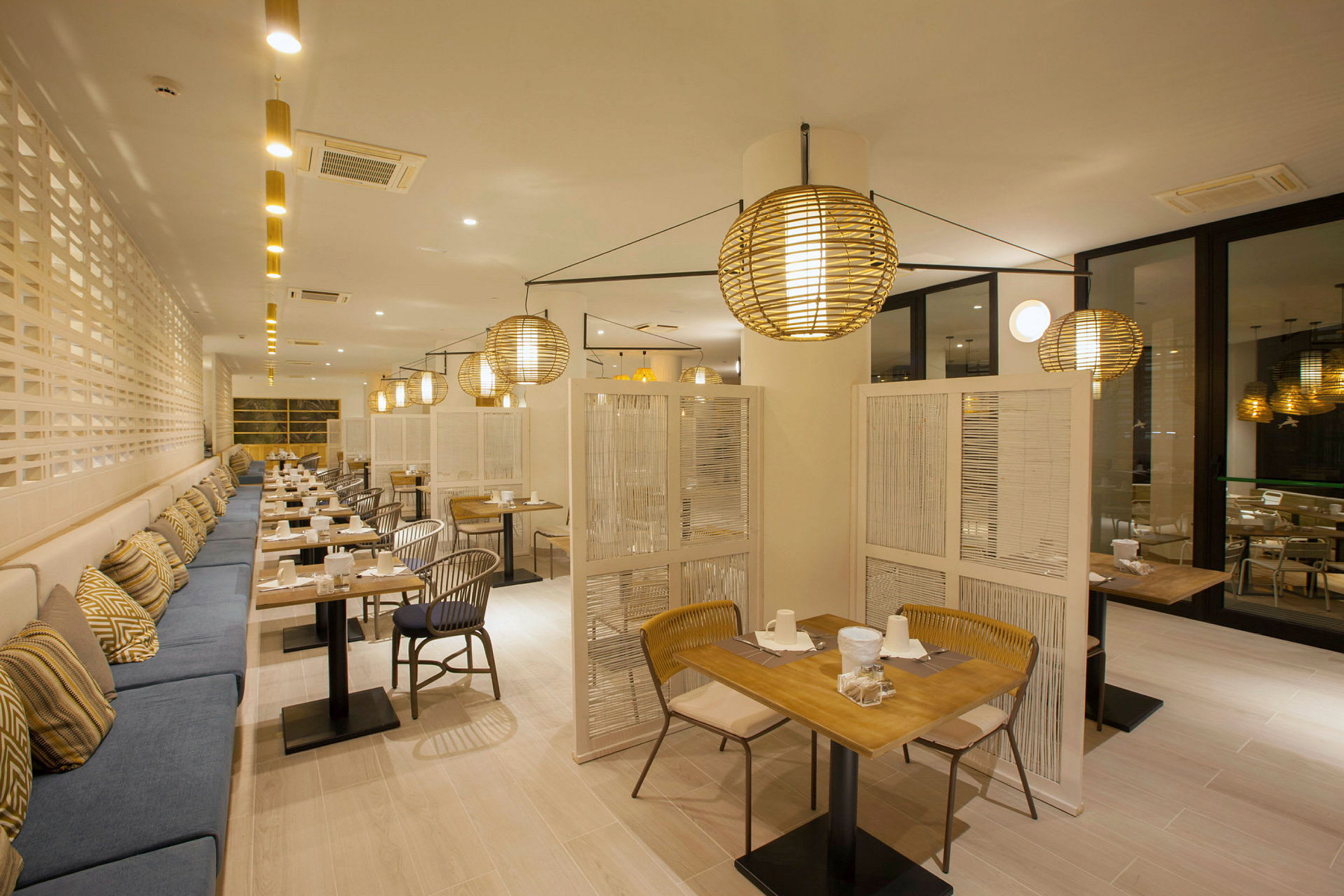 En elegant restaurang med moderna lampor och bord. (AI-genererad text)