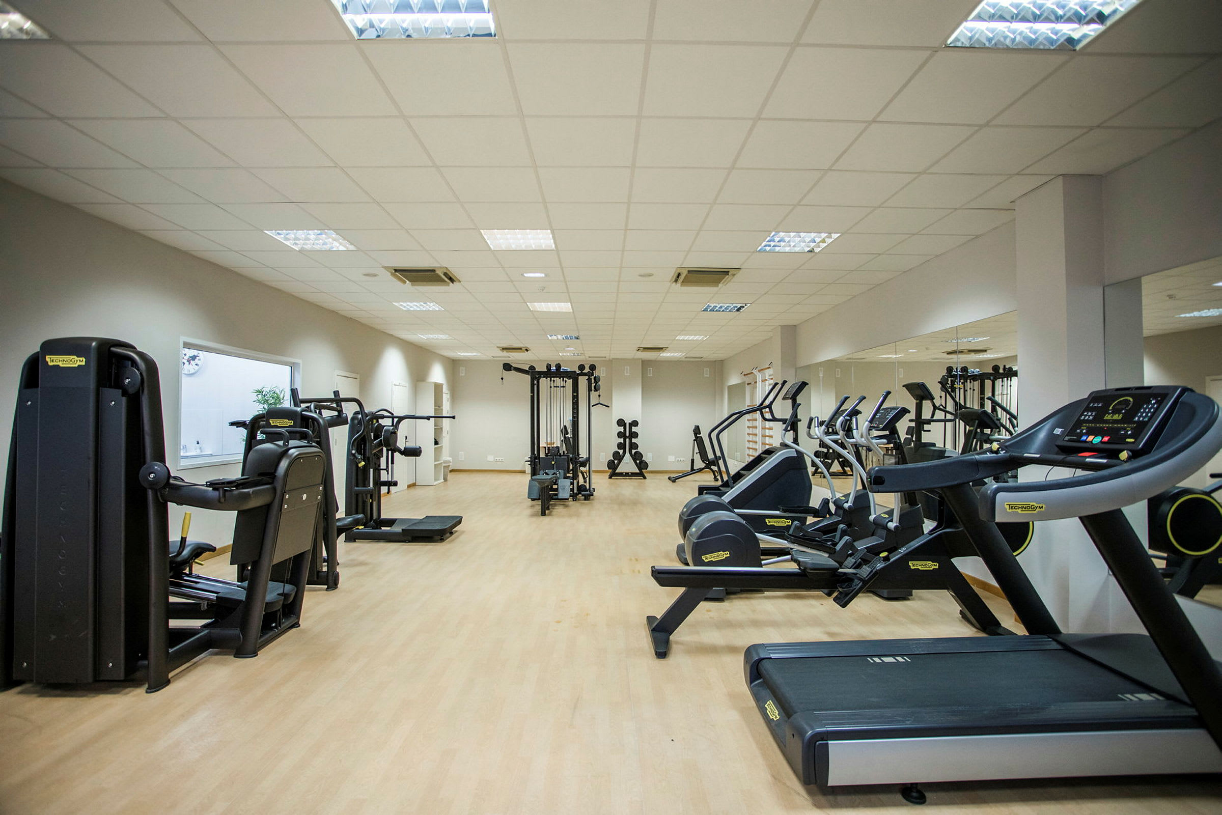 Ett gym med träningsmaskiner, löpband och motionscyklar. (AI-genererad text)
