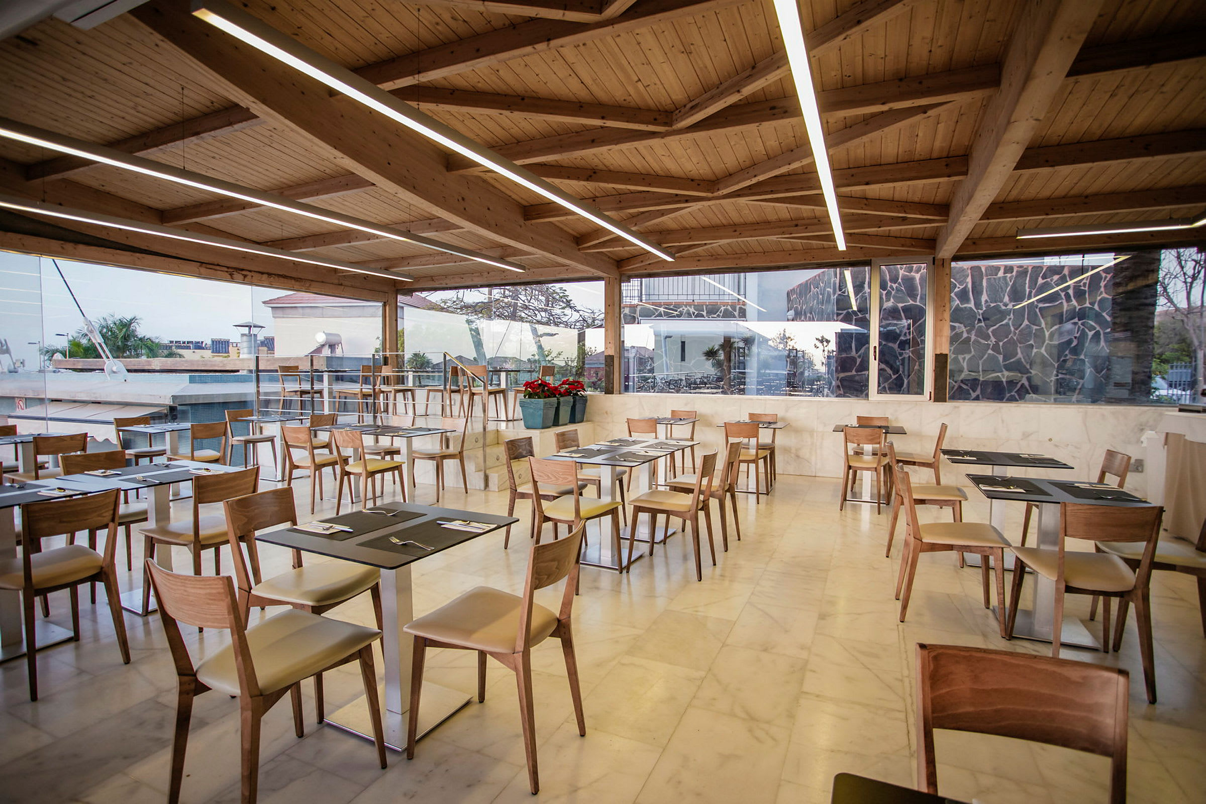 En restaurang med träinredning och glasfönster. (AI-genererad text)