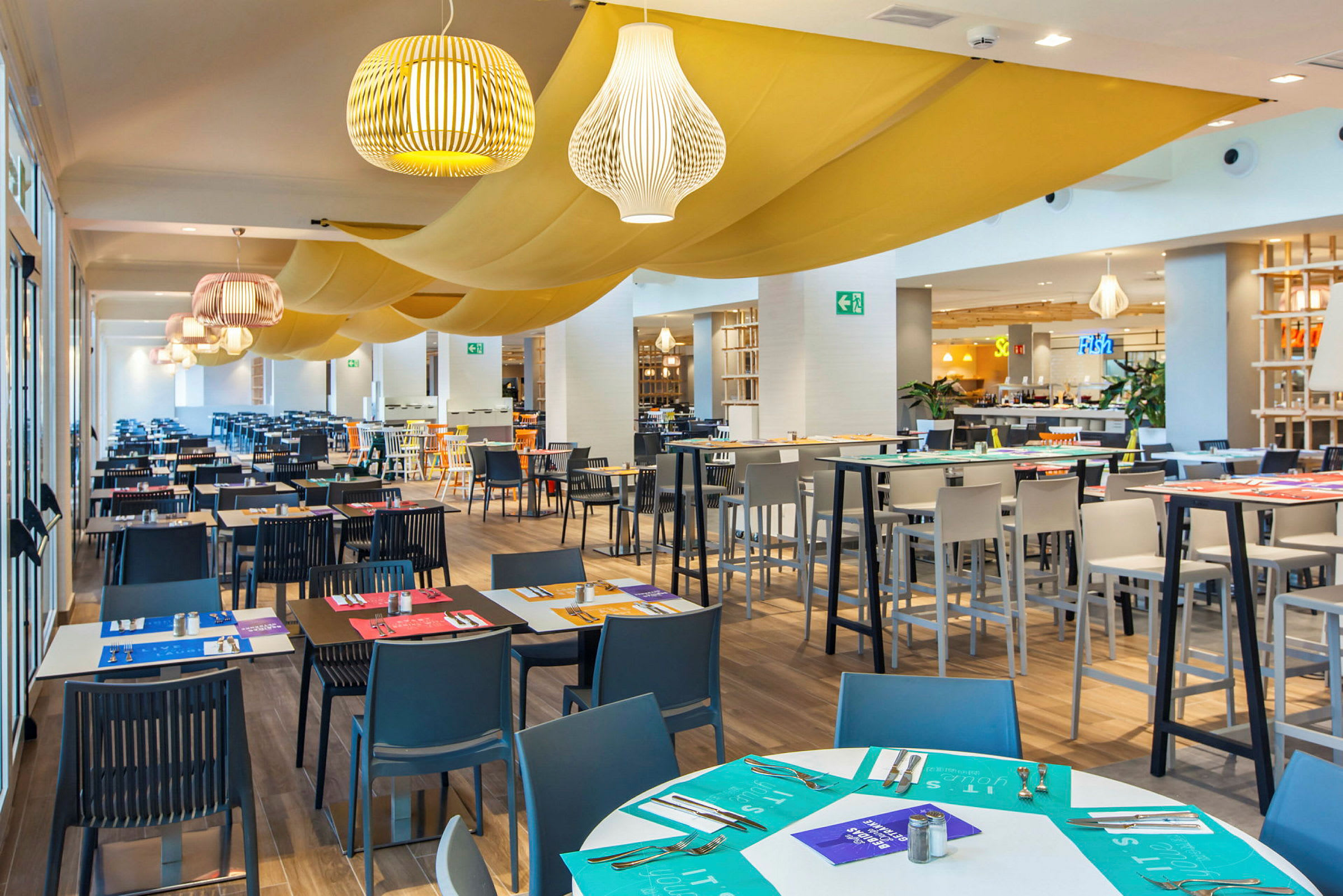 Interiör av en restaurang med uppdukade bord och stolar. (AI-genererad text)