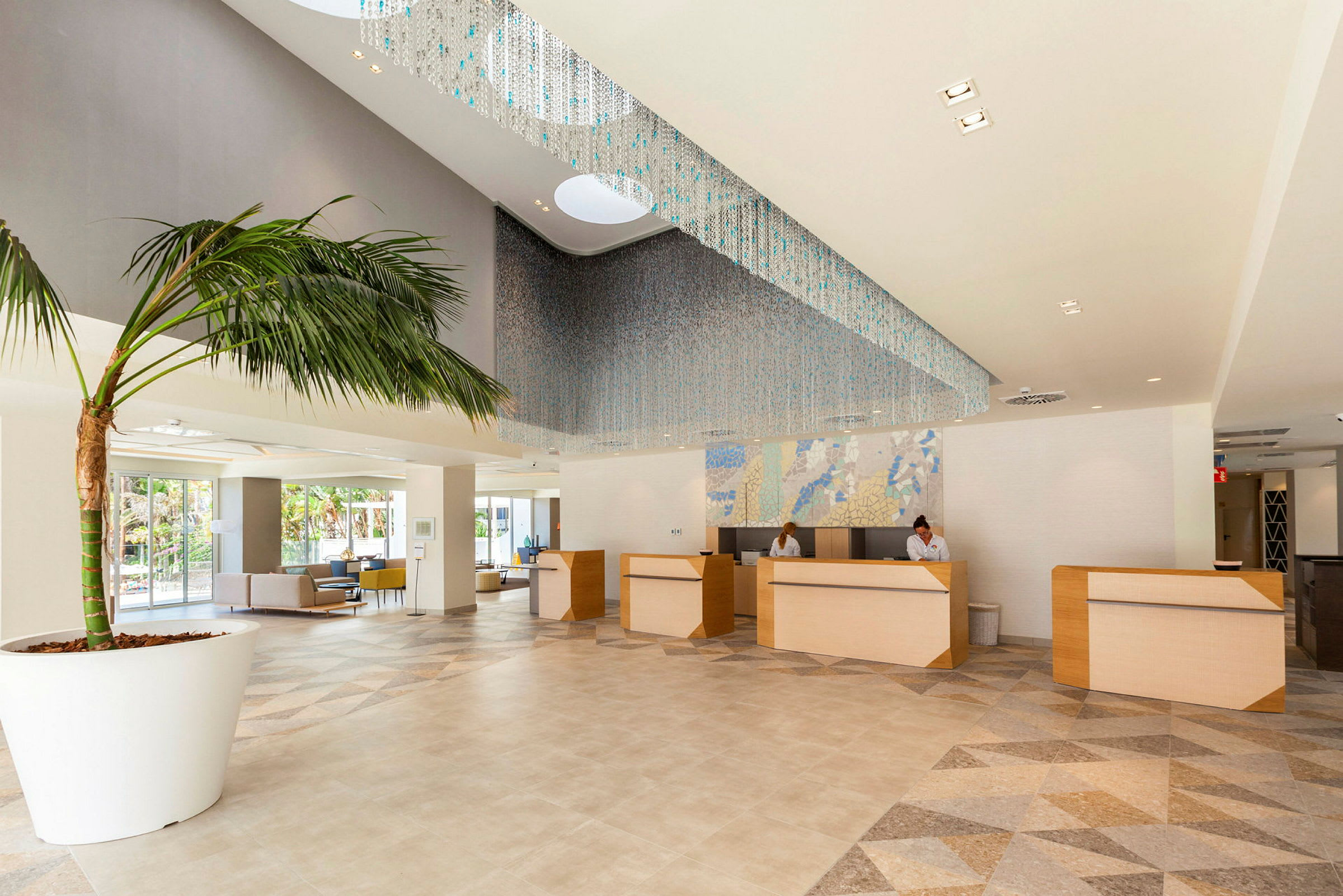 Hotellobby med moderna receptionsdiskar och dekorativt tak. (AI-genererad text)