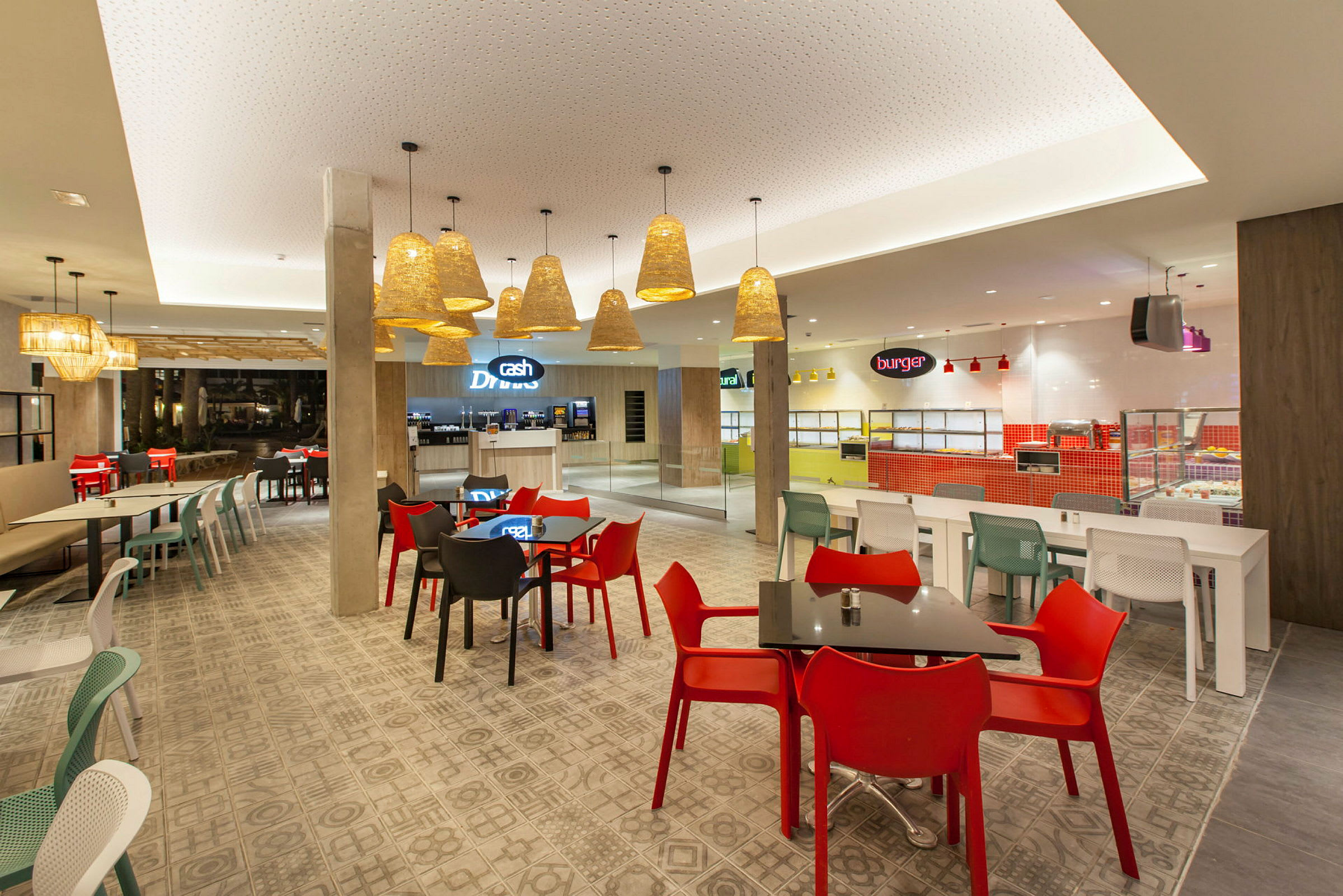 En restaurang med färgglada stolar och belysning. (AI-genererad text)