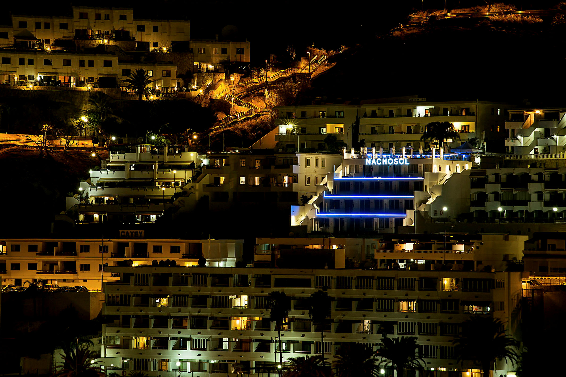 Hotellområde på natten med upplysta byggnader. (AI-genererad text)