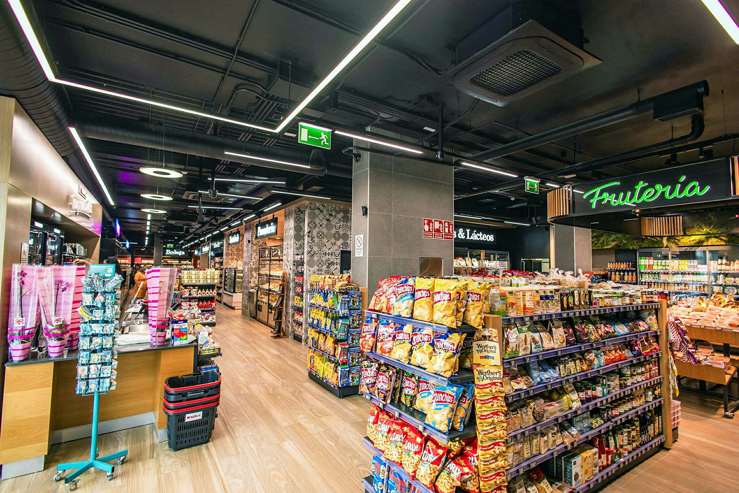 Interiör av en välbelyst butik med hyllor fyllda med snacks och varor. (AI-genererad text)