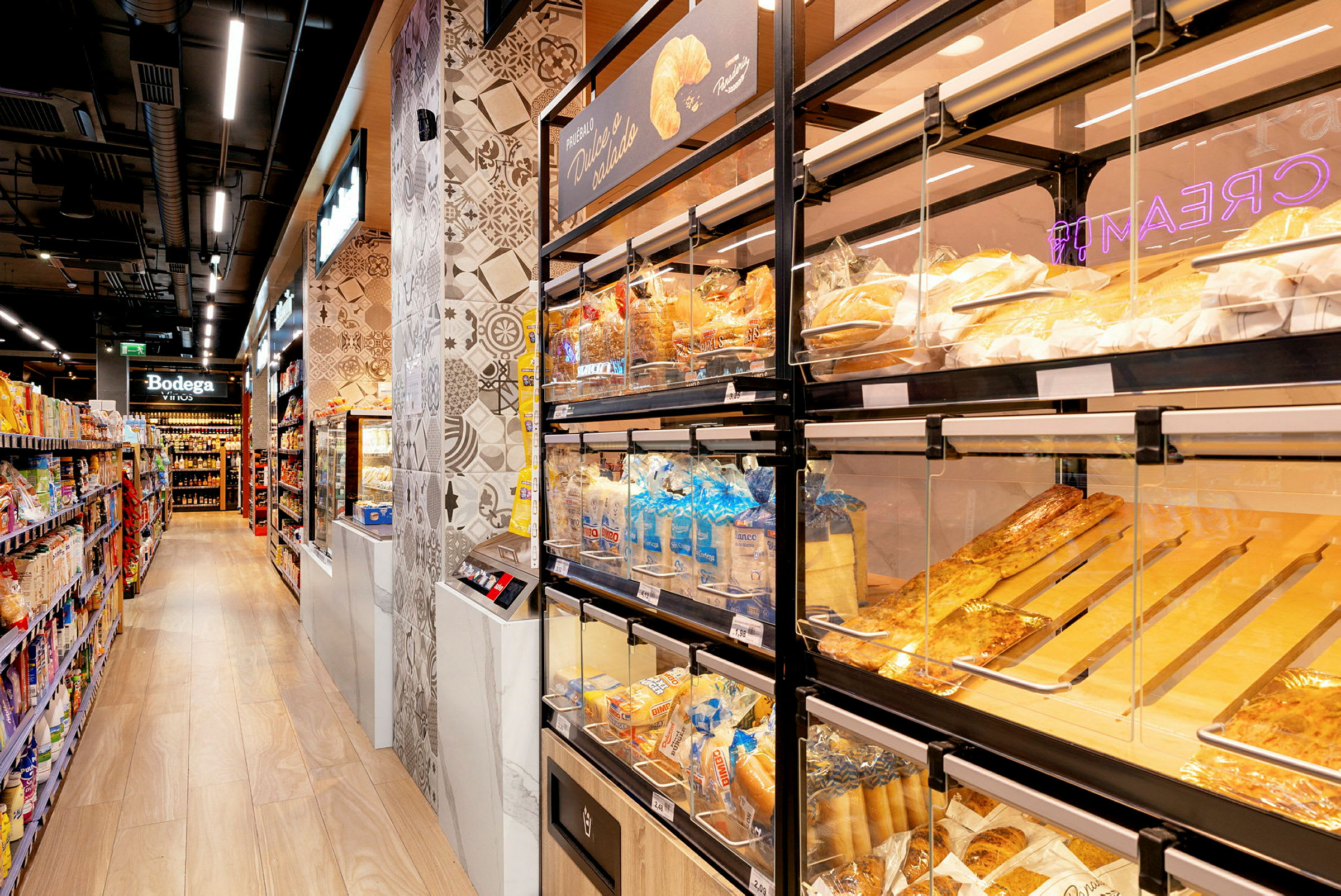 En butik med hyllor fyllda med olika varor och en avdelning för bröd. (AI-genererad text)