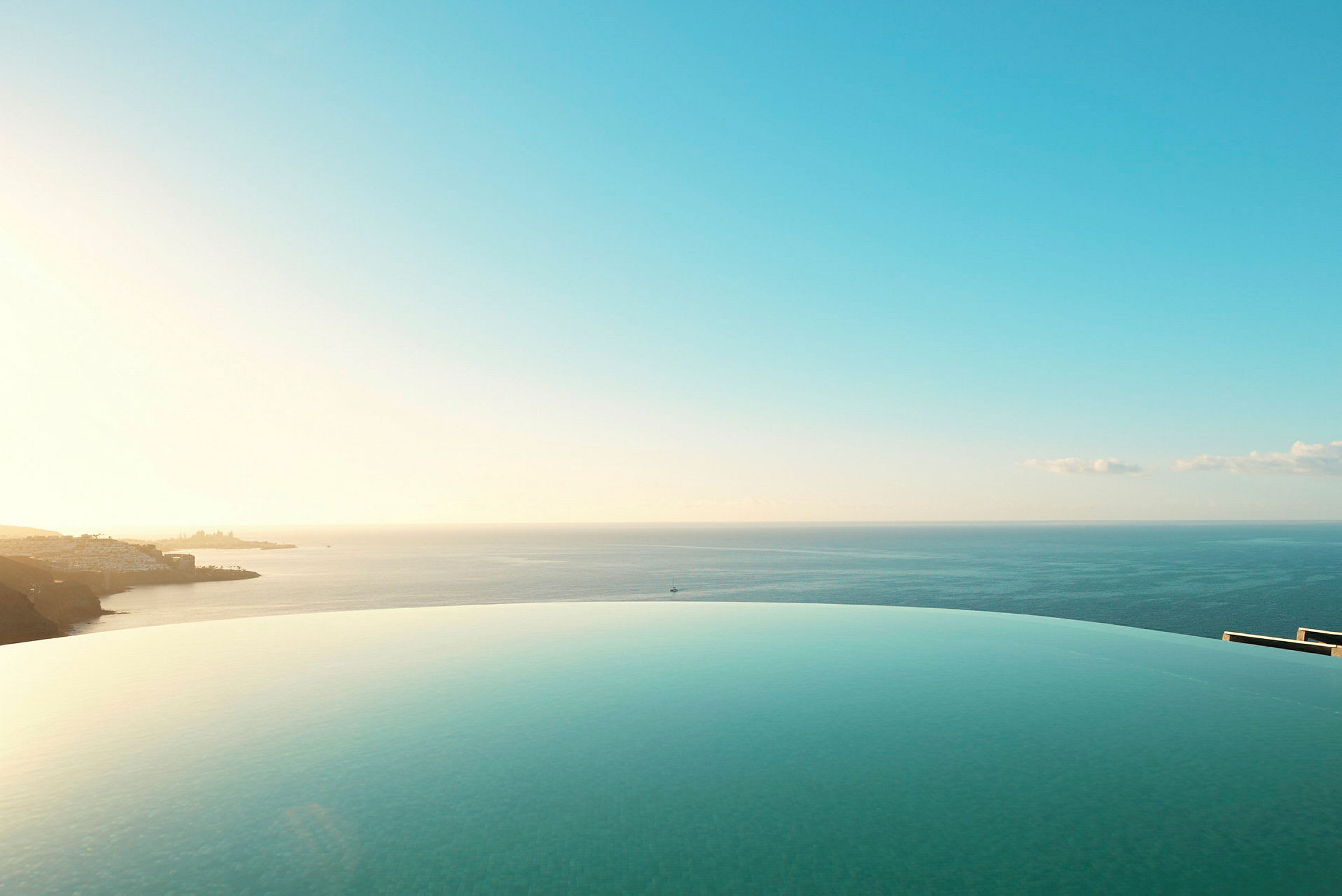 Infinitypool framför havsutsikt. (AI-genererad text)