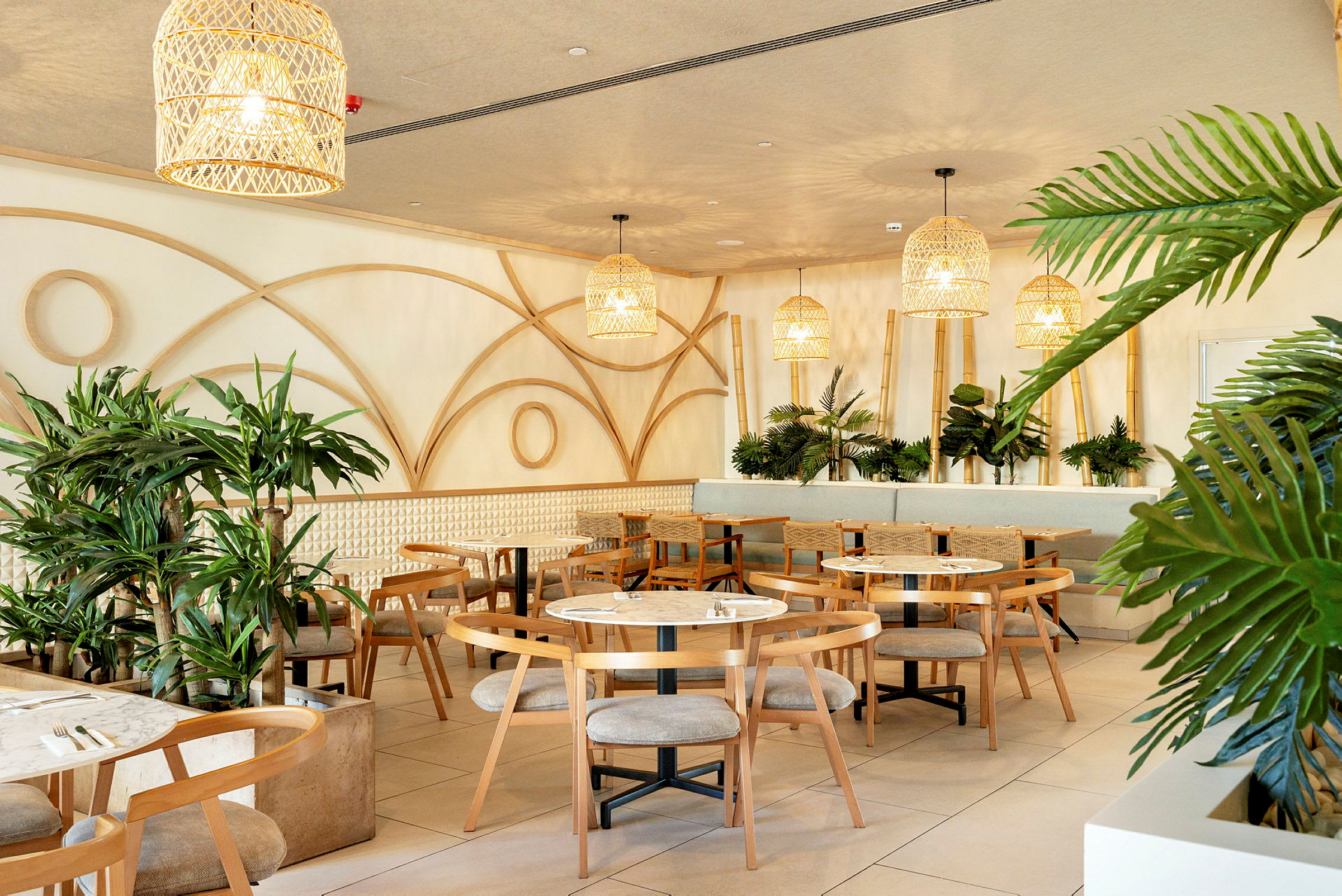 Restaurang med moderna möbler och grönskande växter. (AI-genererad text)