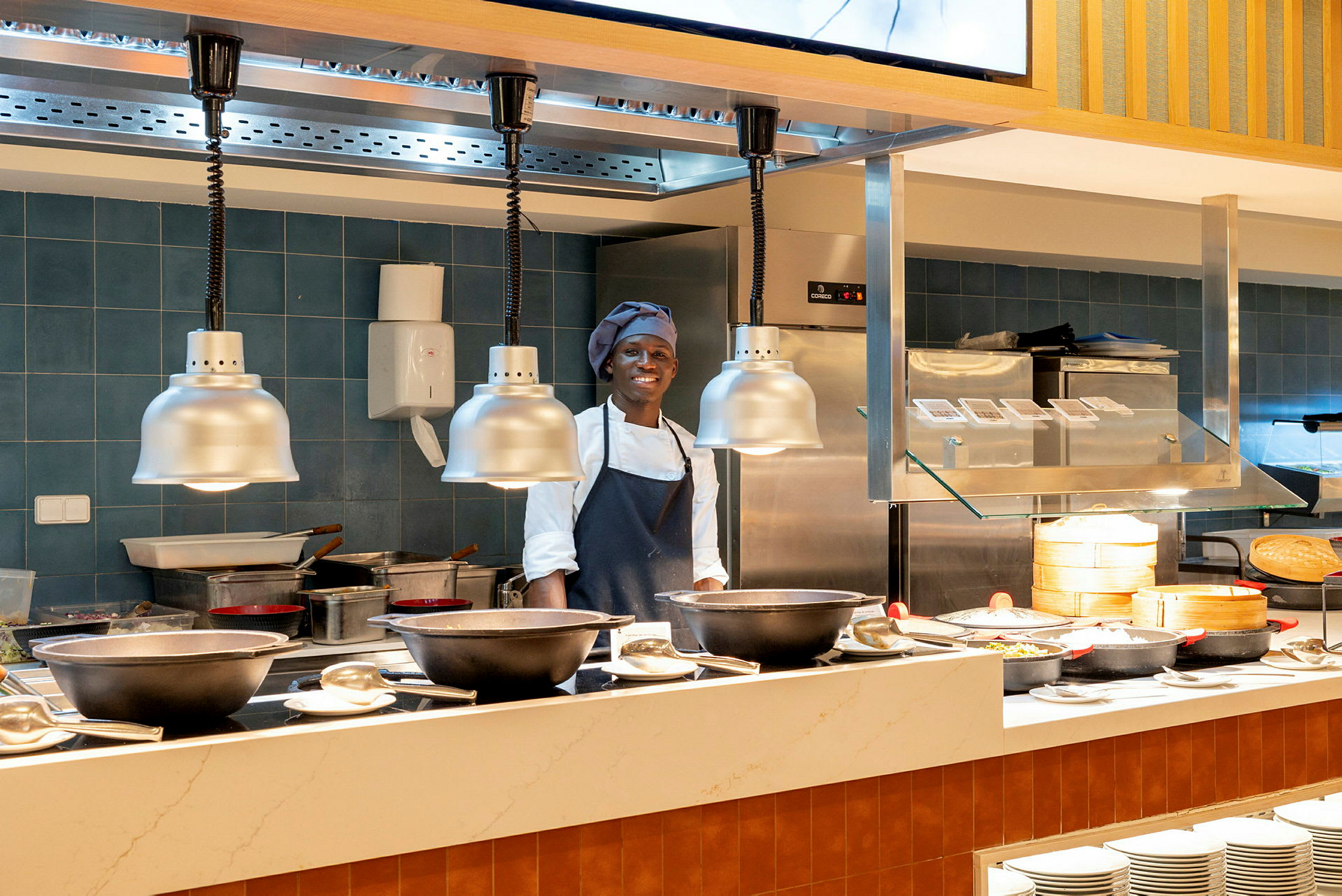Bild av en restaurangdisk med olika tillagade maträtter och serveringsutrustning. (AI-genererad text)