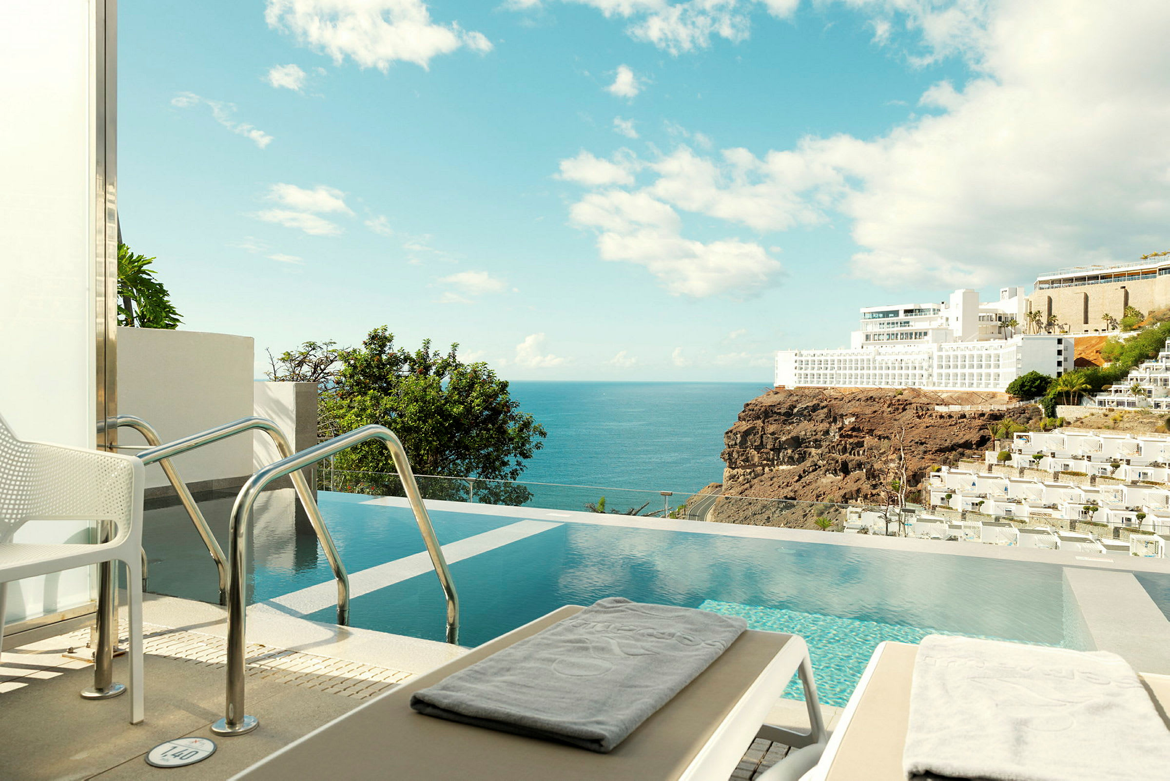 En privat pool med havsutsikt och närliggande hotellbyggnader. (AI-genererad text)