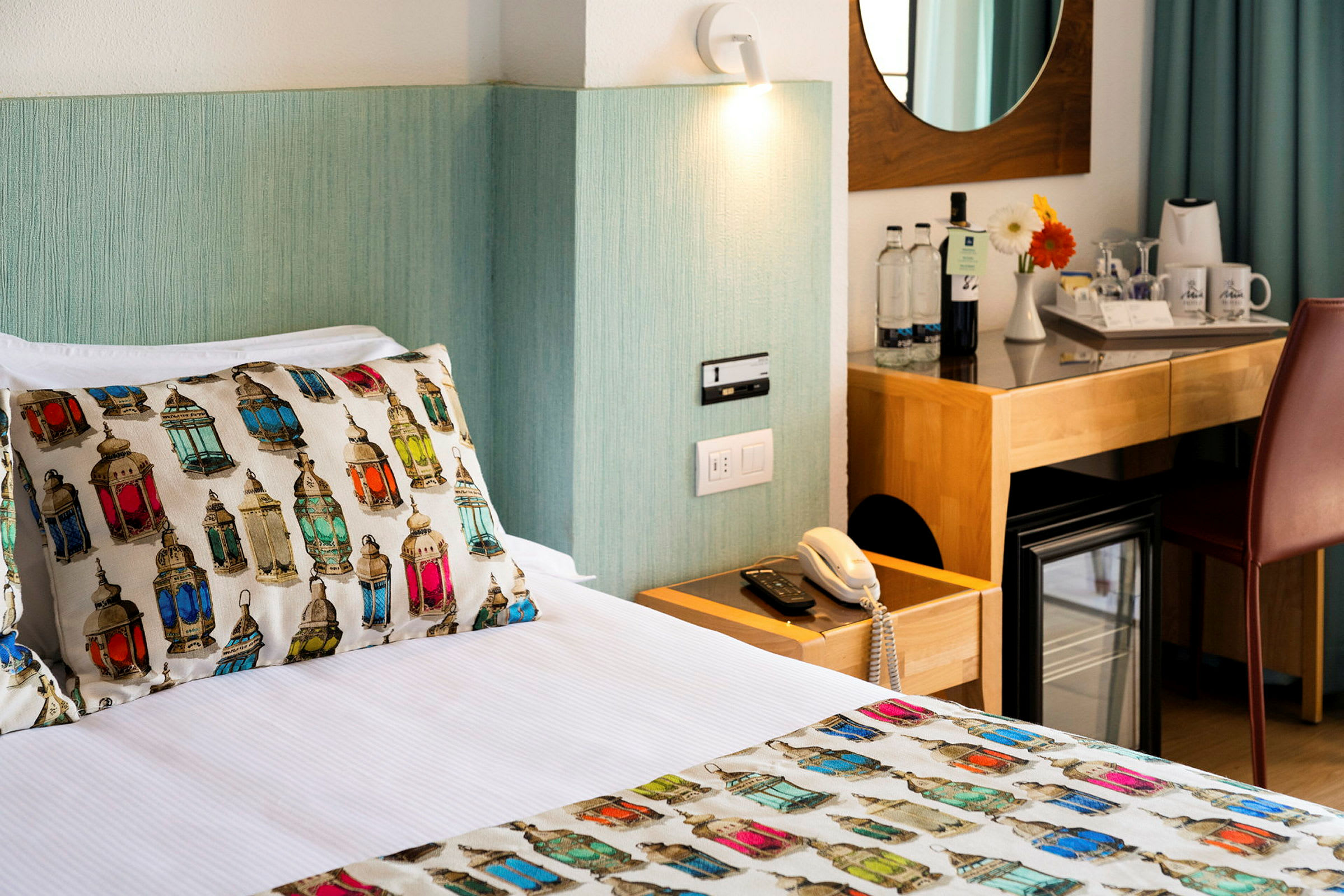 Hotellrum med en säng och skrivbord. (AI-genererad text)