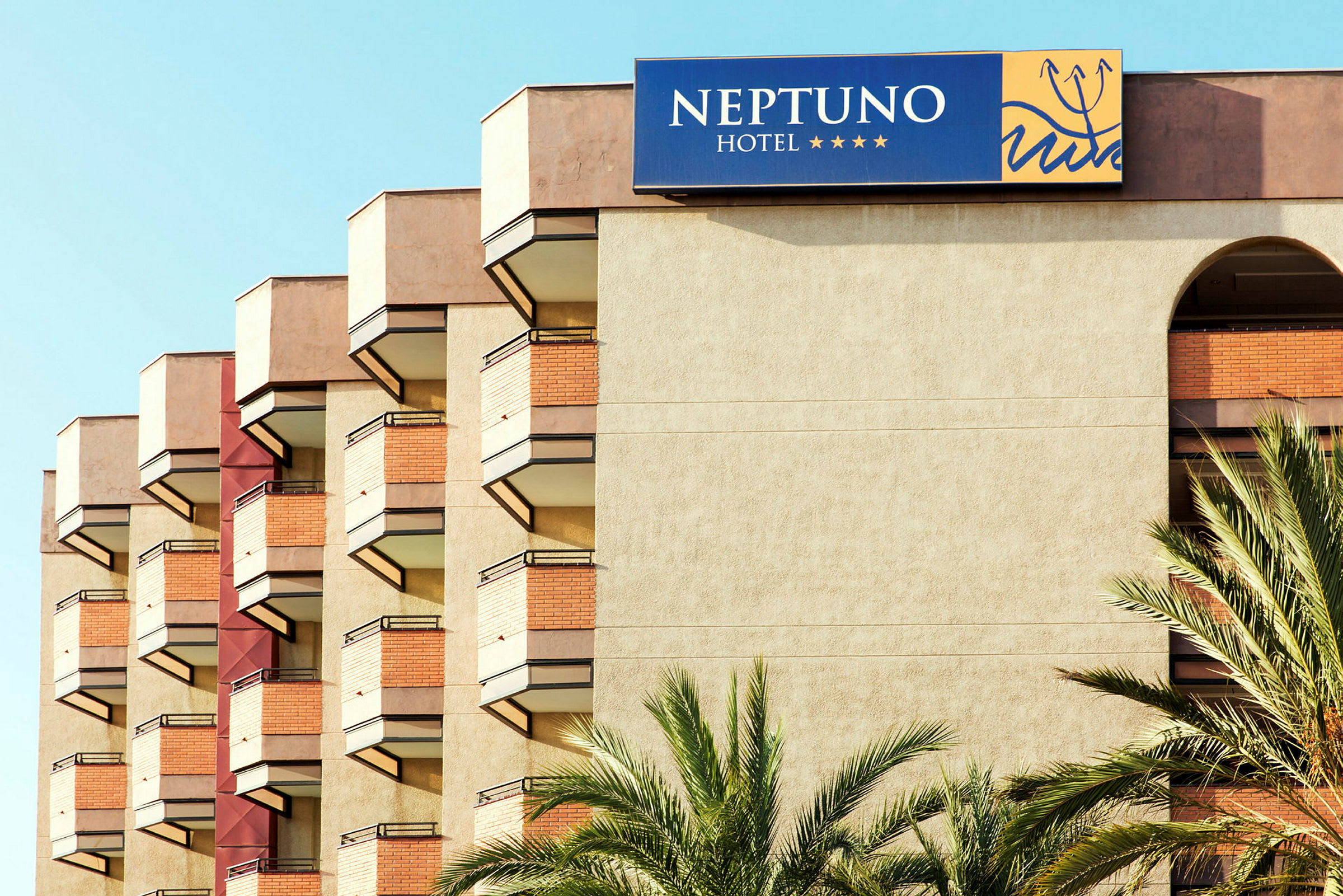Hotellbyggnad med balkonger och namnet Neptuno på skylt. (AI-genererad text)