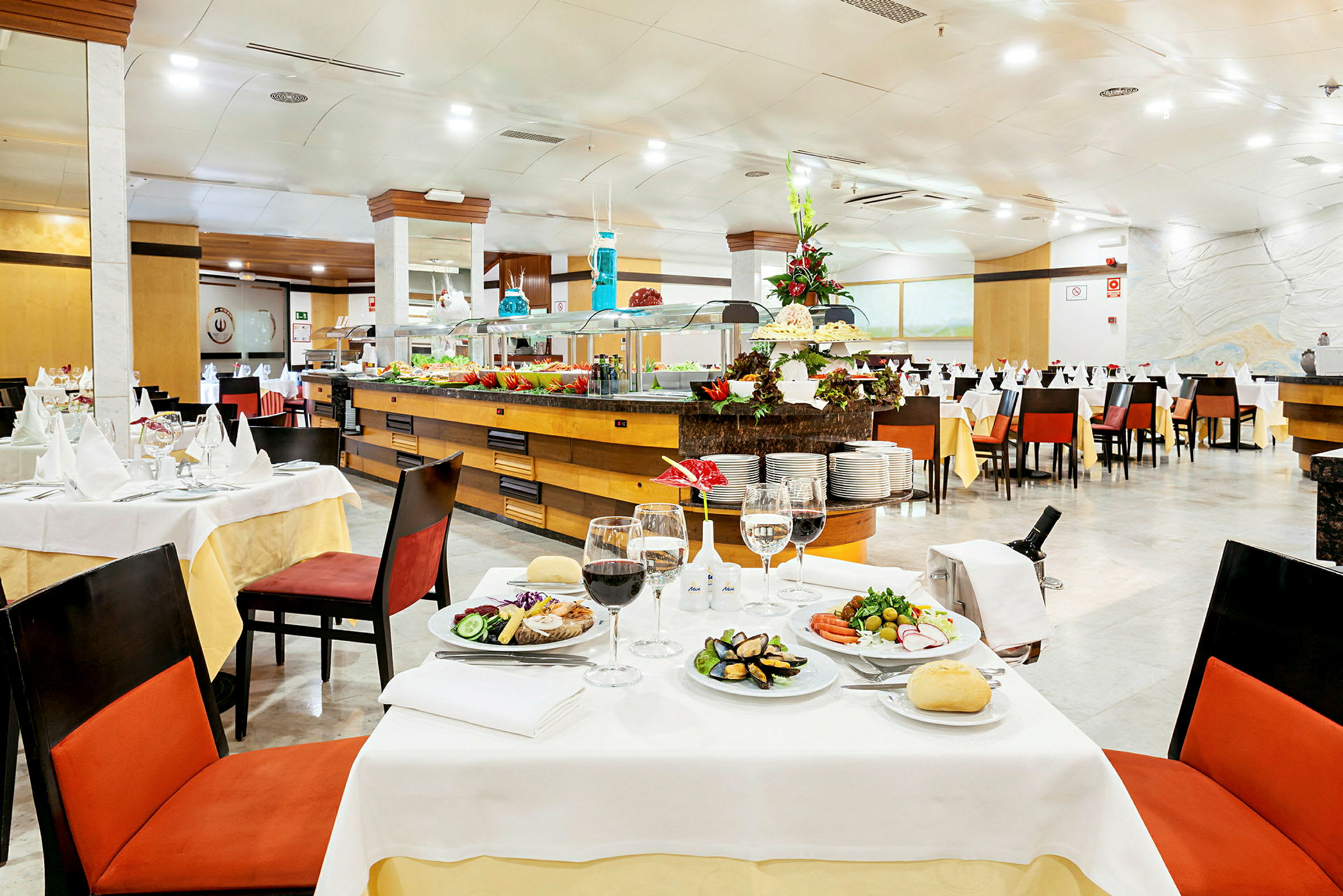 En upplyst restaurang med dukade bord och en buffé. (AI-genererad text)