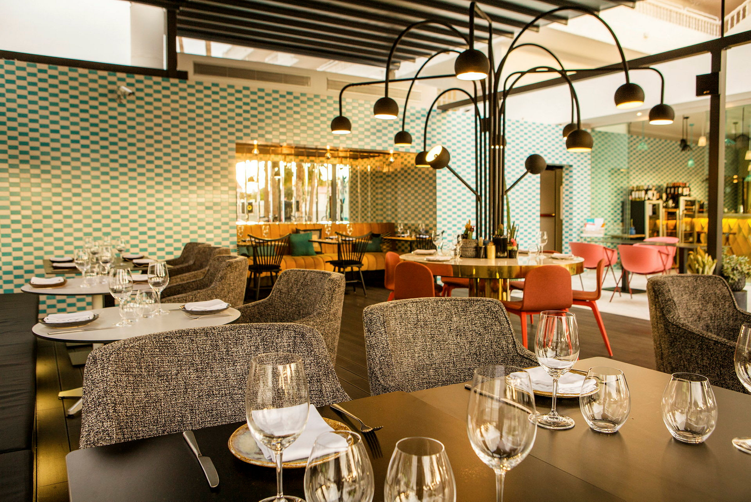 Modern restaurang med dukade bord, stolar och dekorativ belysning. (AI-genererad text)
