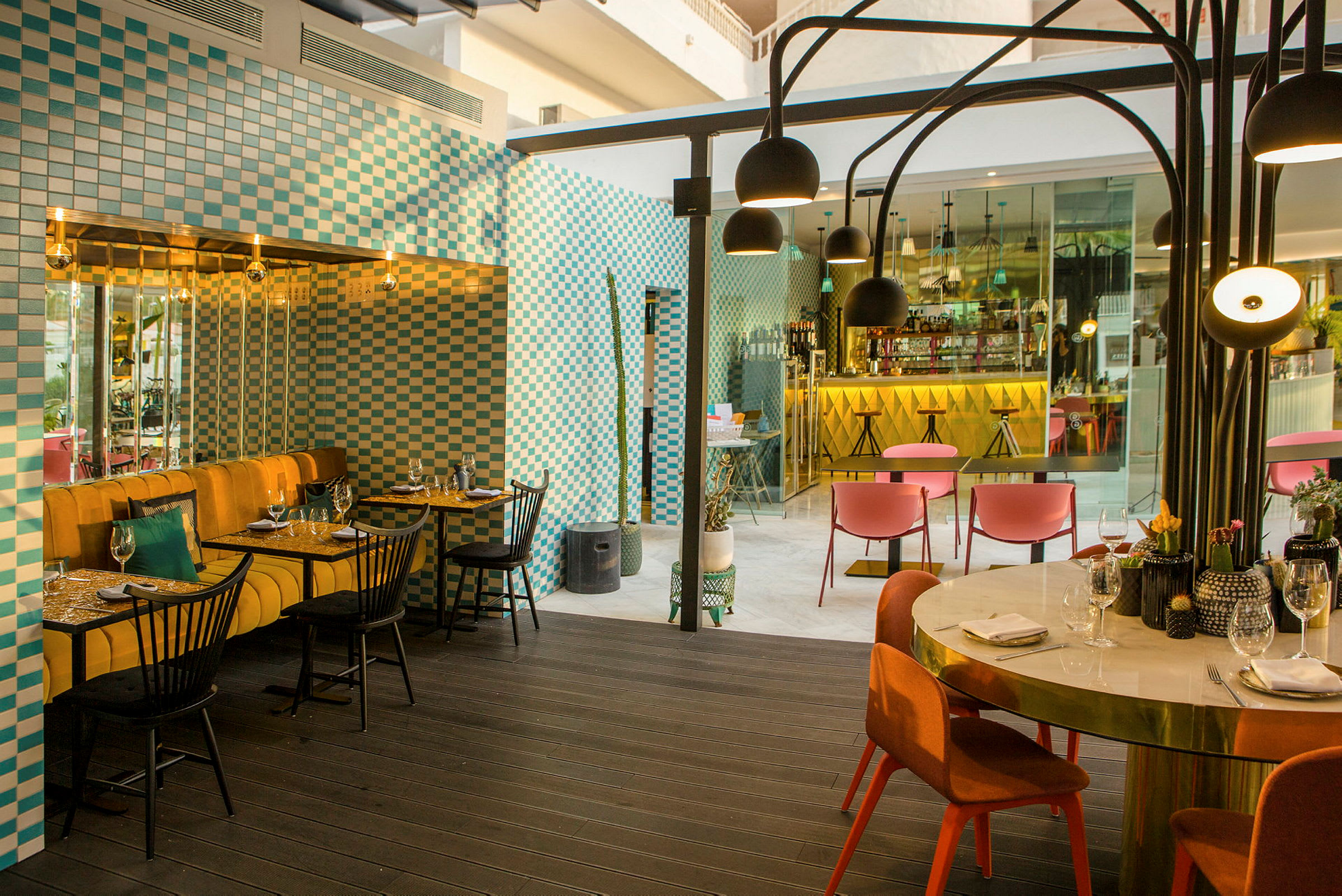 En modern restaurang med färgglada stolar och moderna inredningsdetaljer. (AI-genererad text)