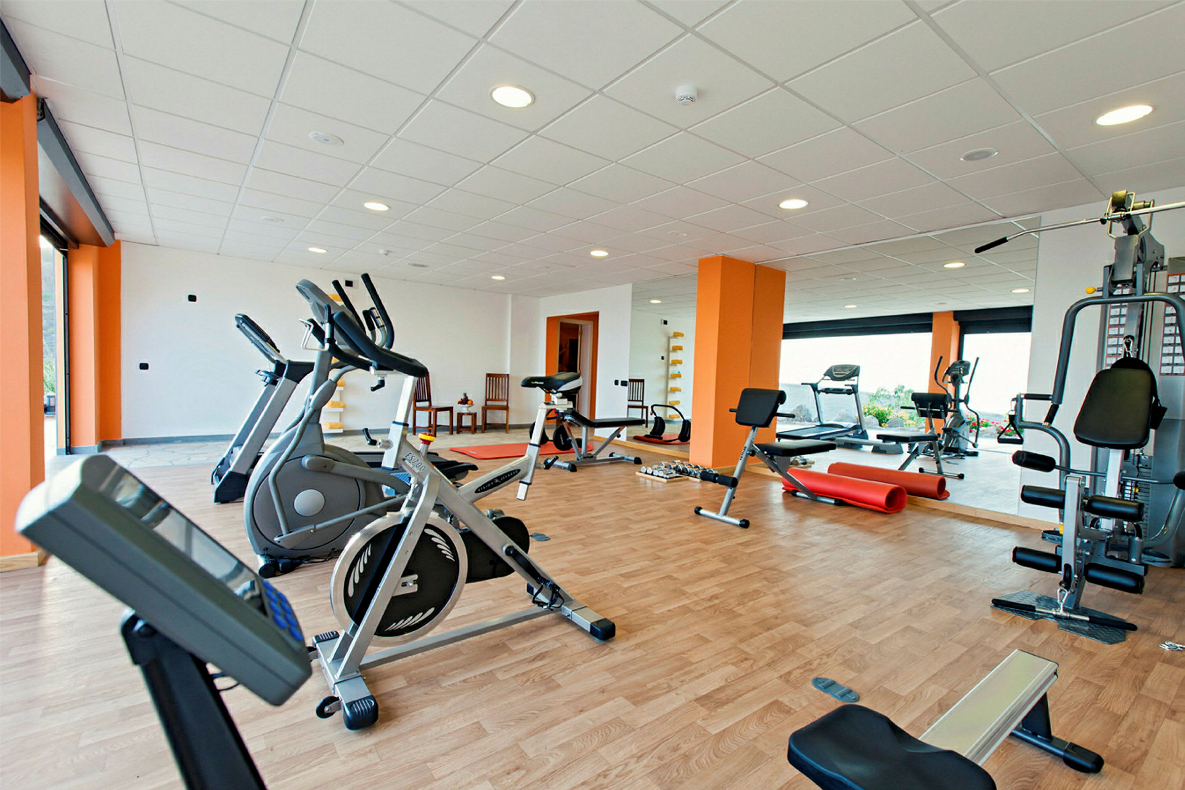 Gym med träningsmaskiner och utrustning. (AI-genererad text)