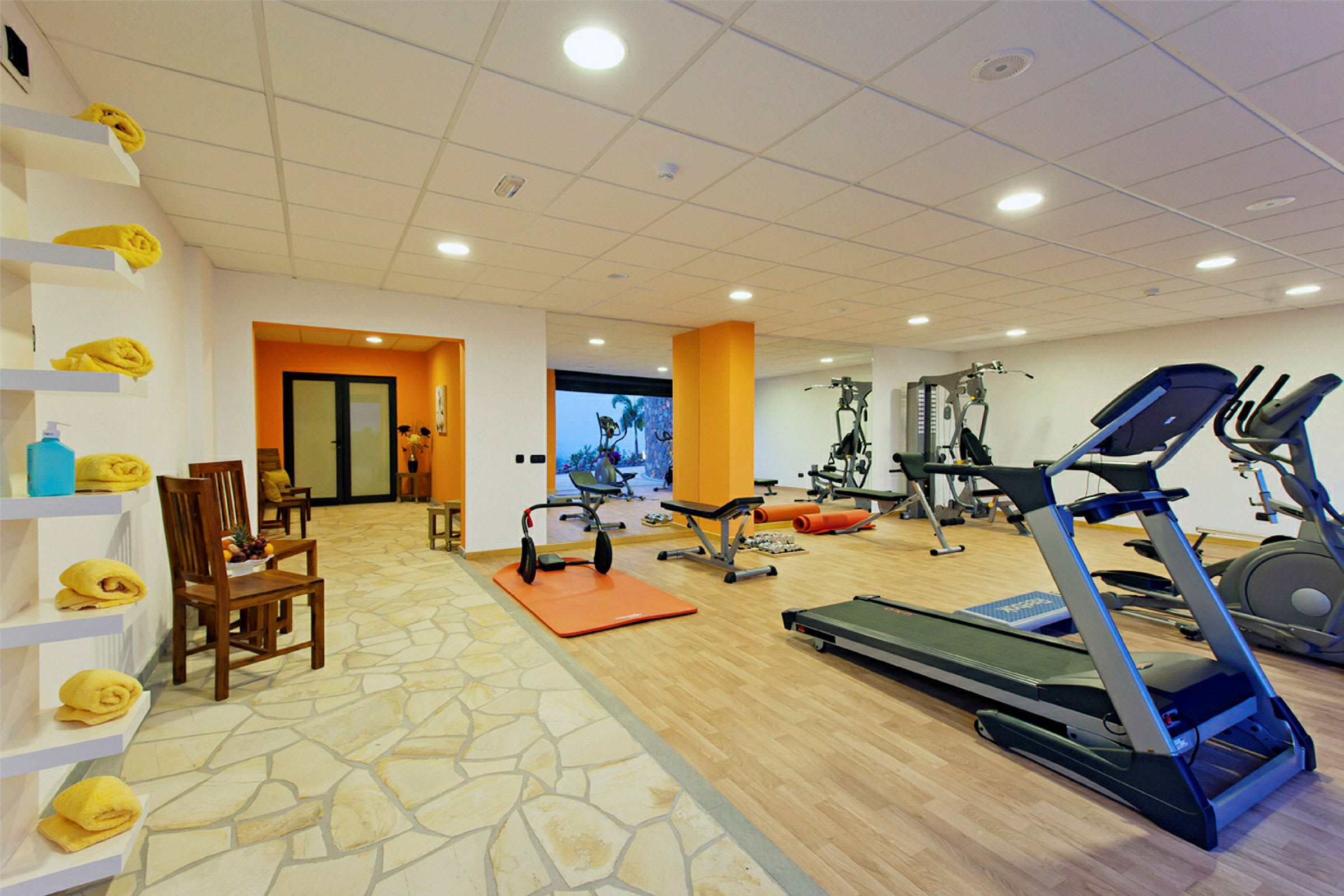 Ett gym med träningsmaskiner, löpband och vikter. (AI-genererad text)