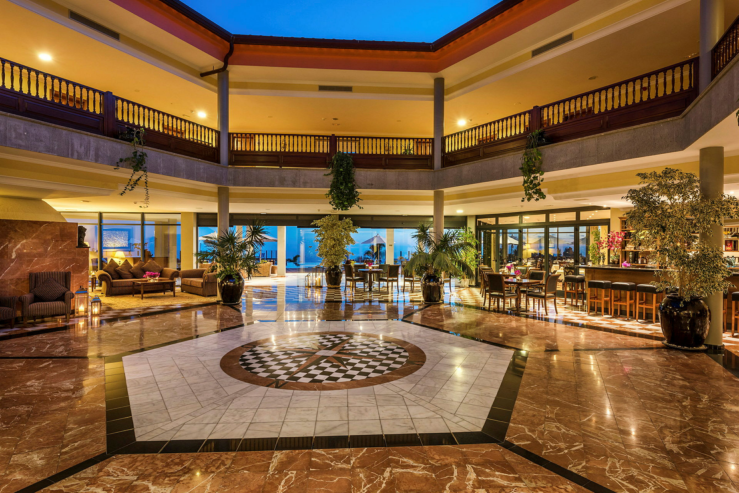 Hotellobby med marmorgolv, rymlig interiör och sittgrupper. (AI-genererad text)