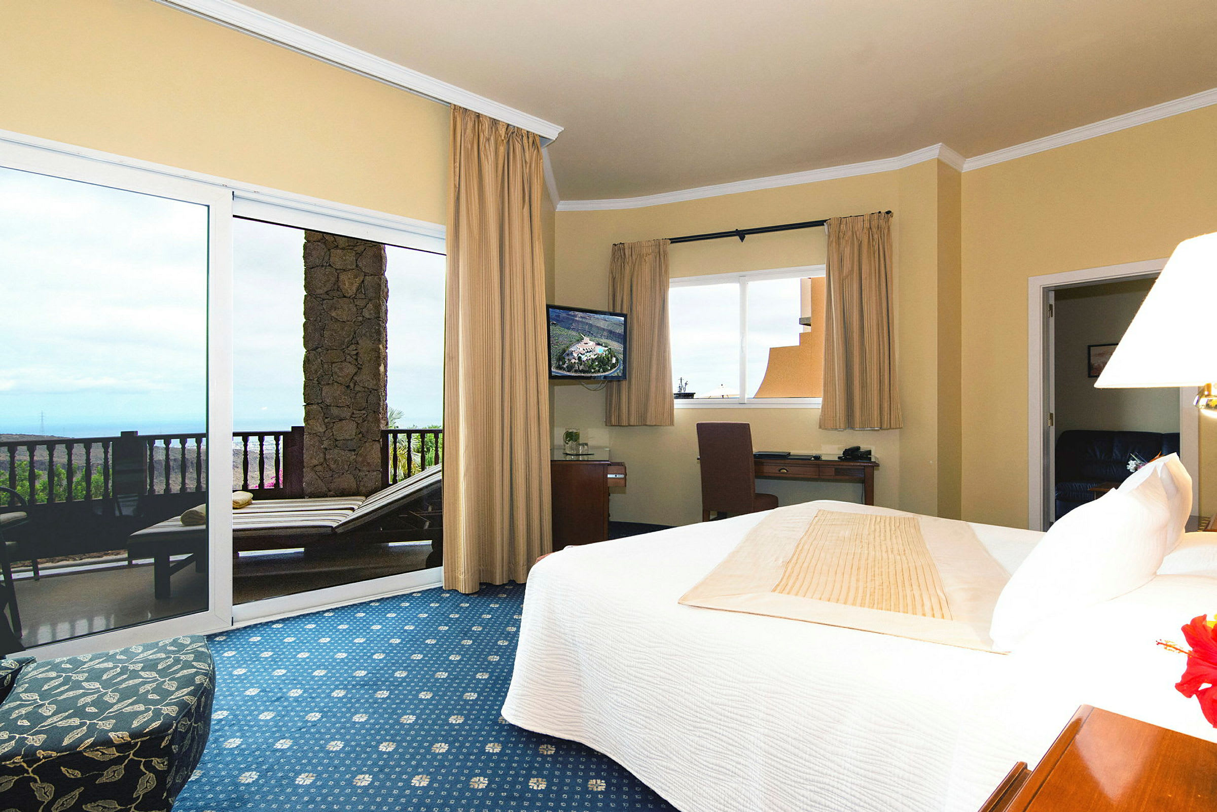 Hotellrum med utsikt från balkong. (AI-genererad text)