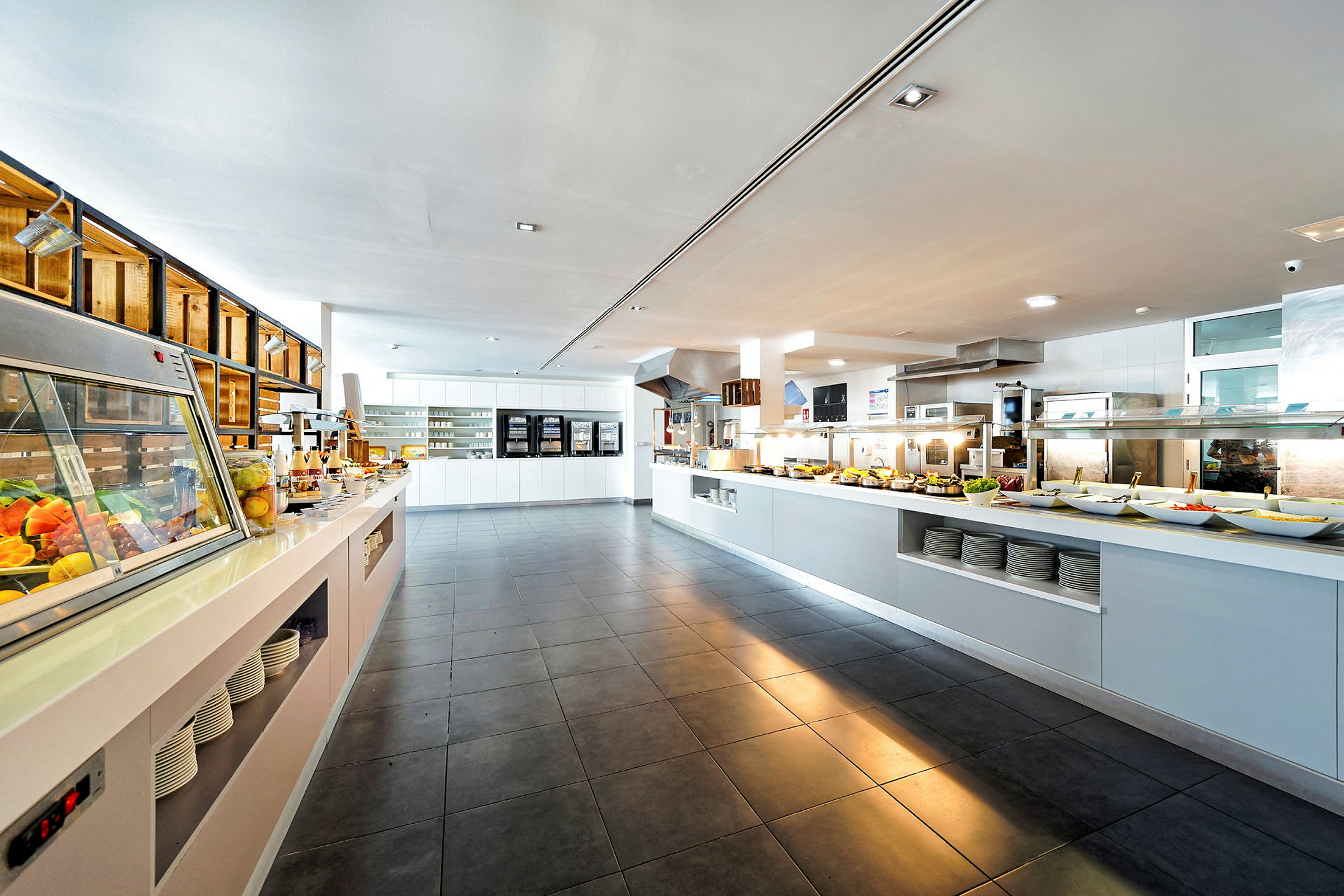 Matservering med olika matstationer och serveringsdiskar. (AI-genererad text)