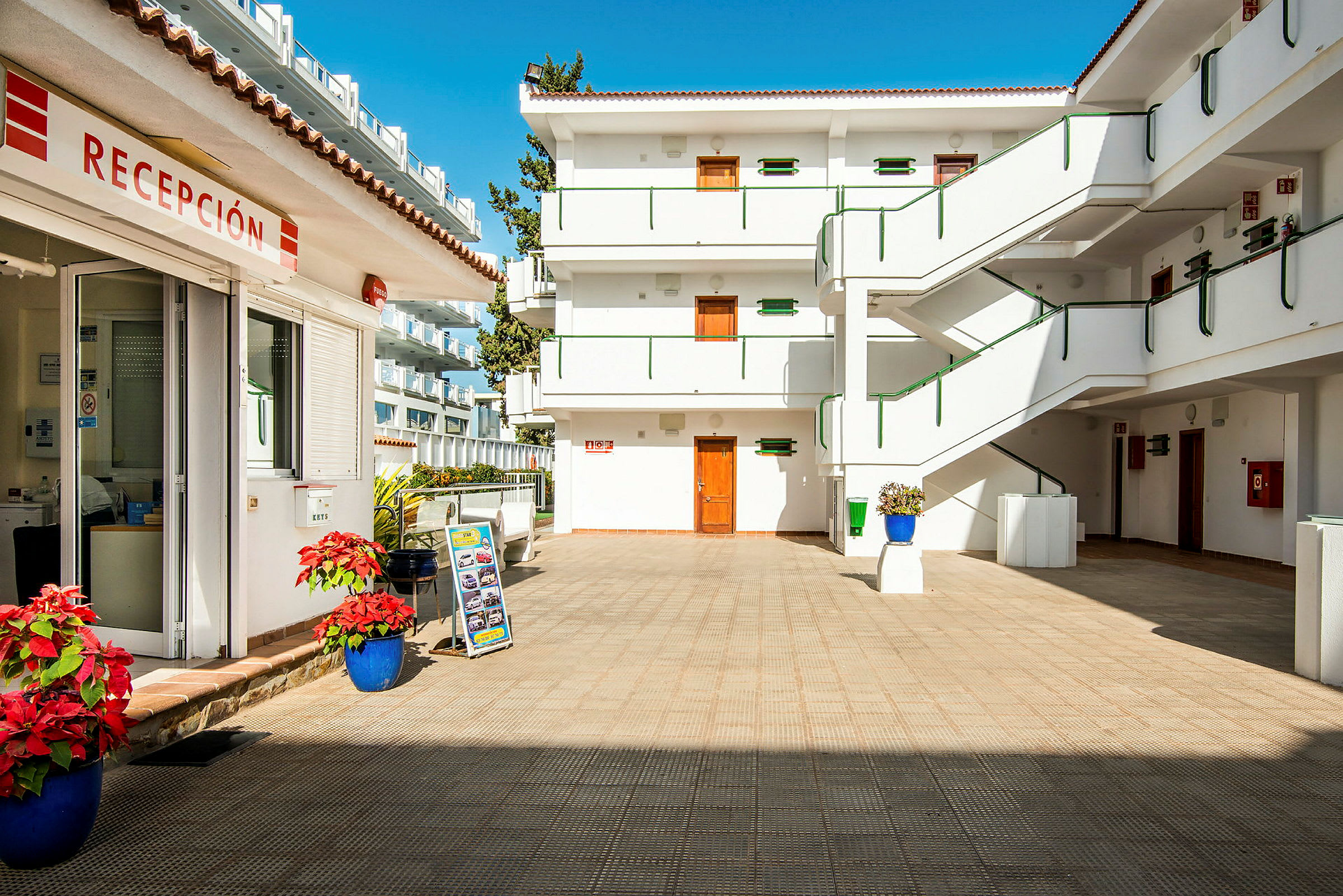 Ingång till receptionen och innergård vid ett hotell. (AI-genererad text)
