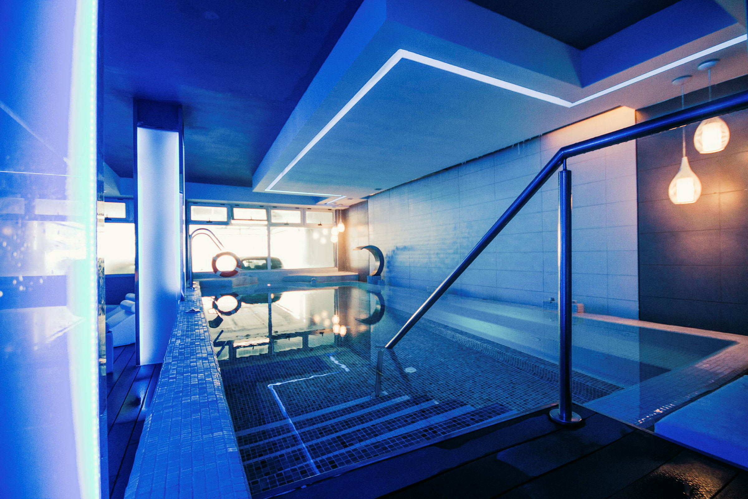 Inomhuspool med modern belysning. (AI-genererad text)