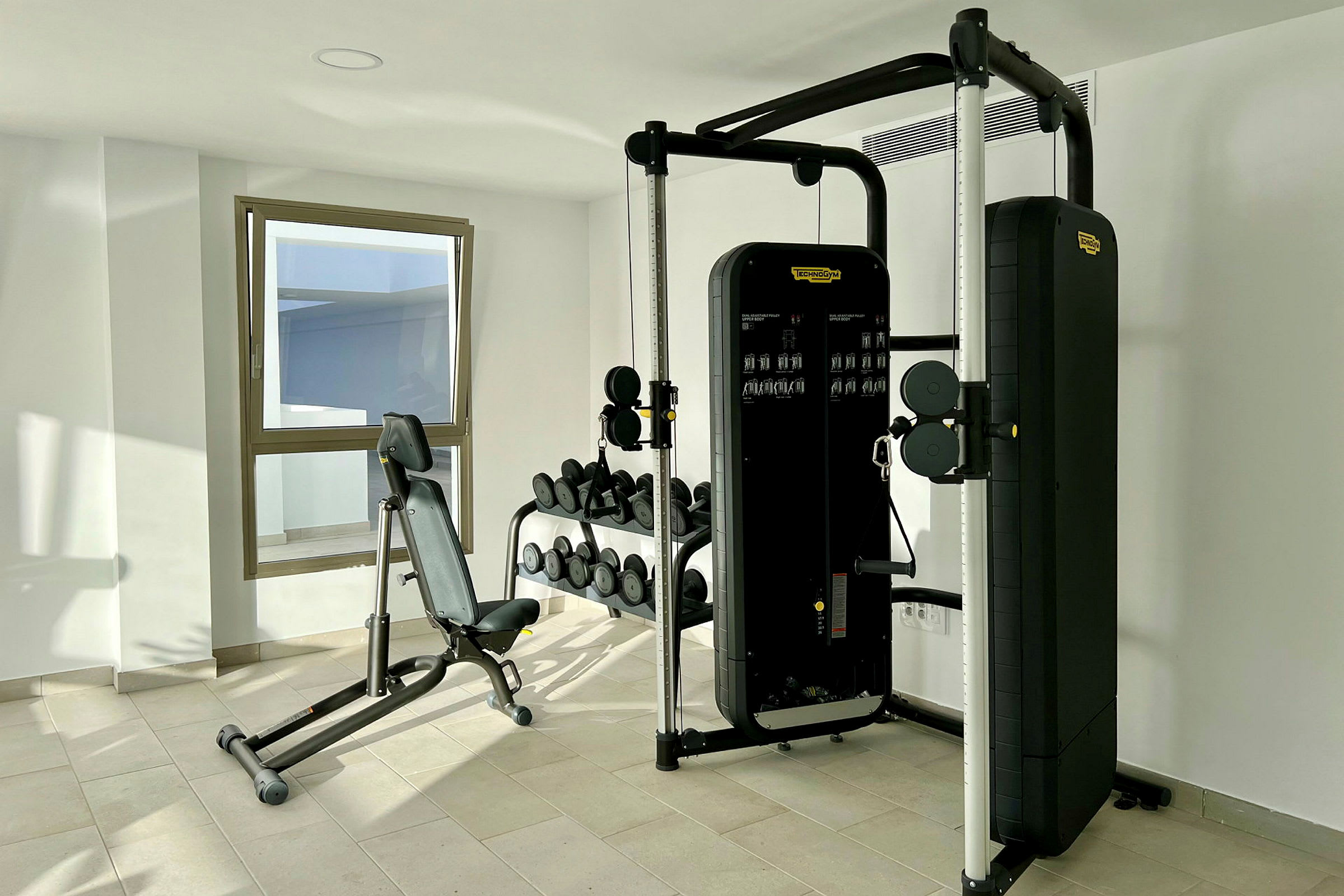 Ett gym med träningsmaskiner och vikter. (AI-genererad text)