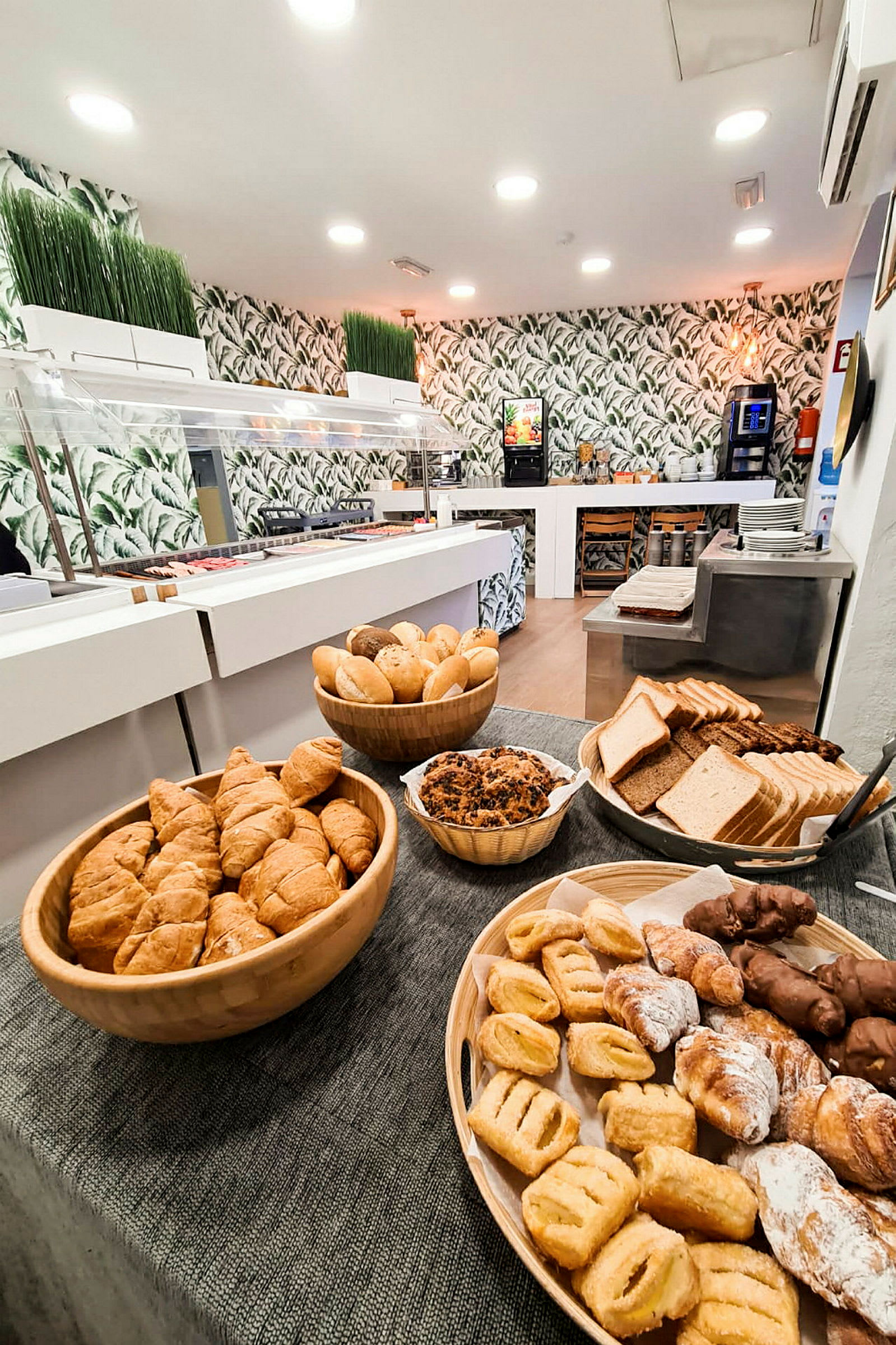 Frukostbuffé med olika bakverk och bröd. (AI-genererad text)