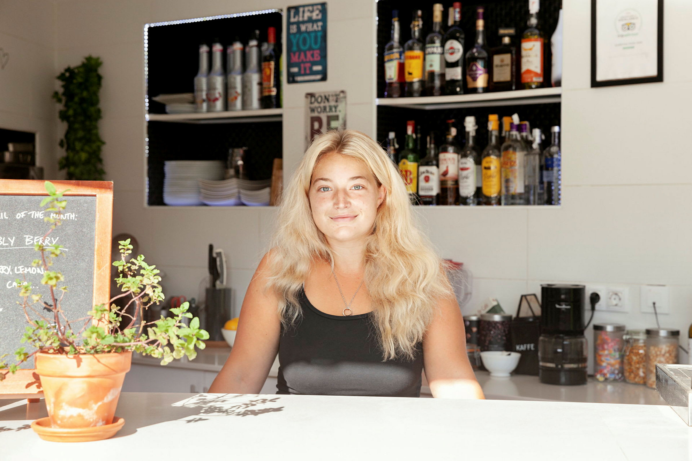 Interiörbild av en bar med olika drycker och prydnader. (AI-genererad text)