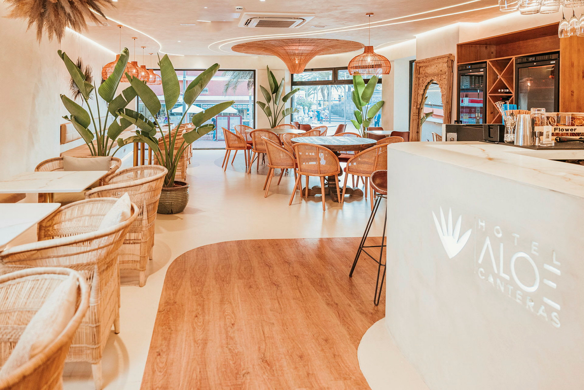 Hotellrestaurang med modern inredning och stora växter. (AI-genererad text)