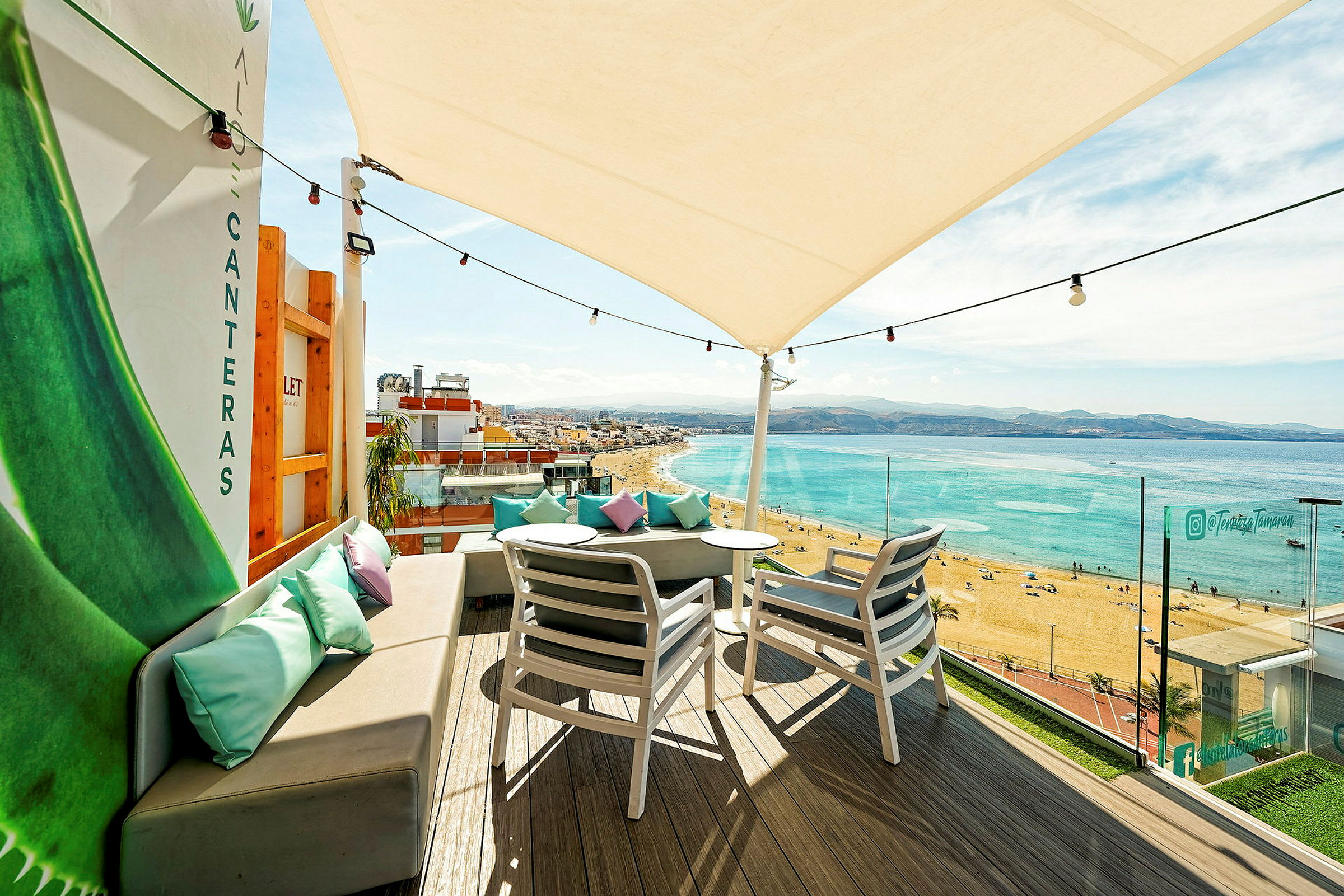 Terrass med sittplatser och utsikt över stranden och havet. (AI-genererad text)