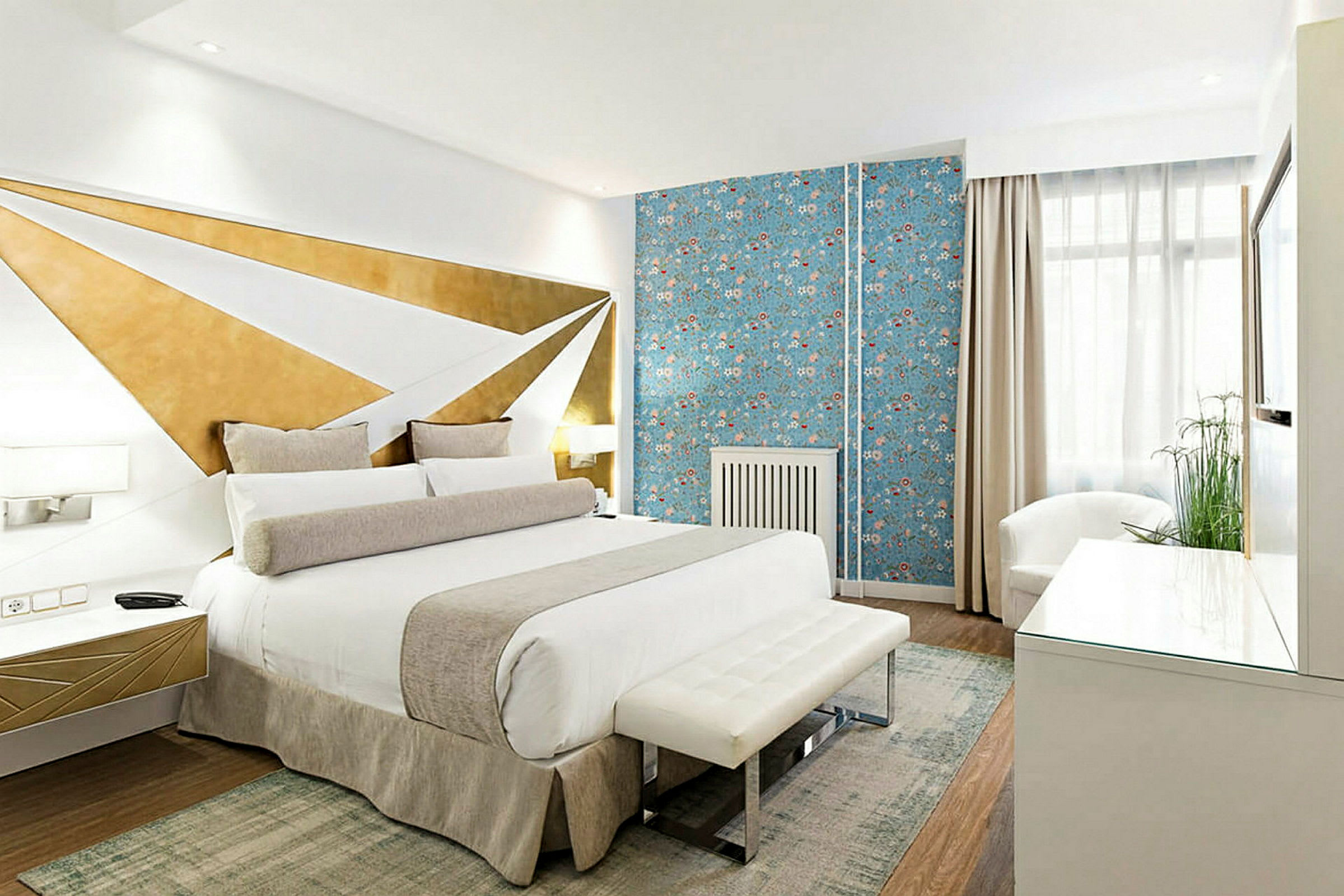 Ett modernt hotellrum med en säng, dekorerad vägg och möbler. (AI-genererad text)