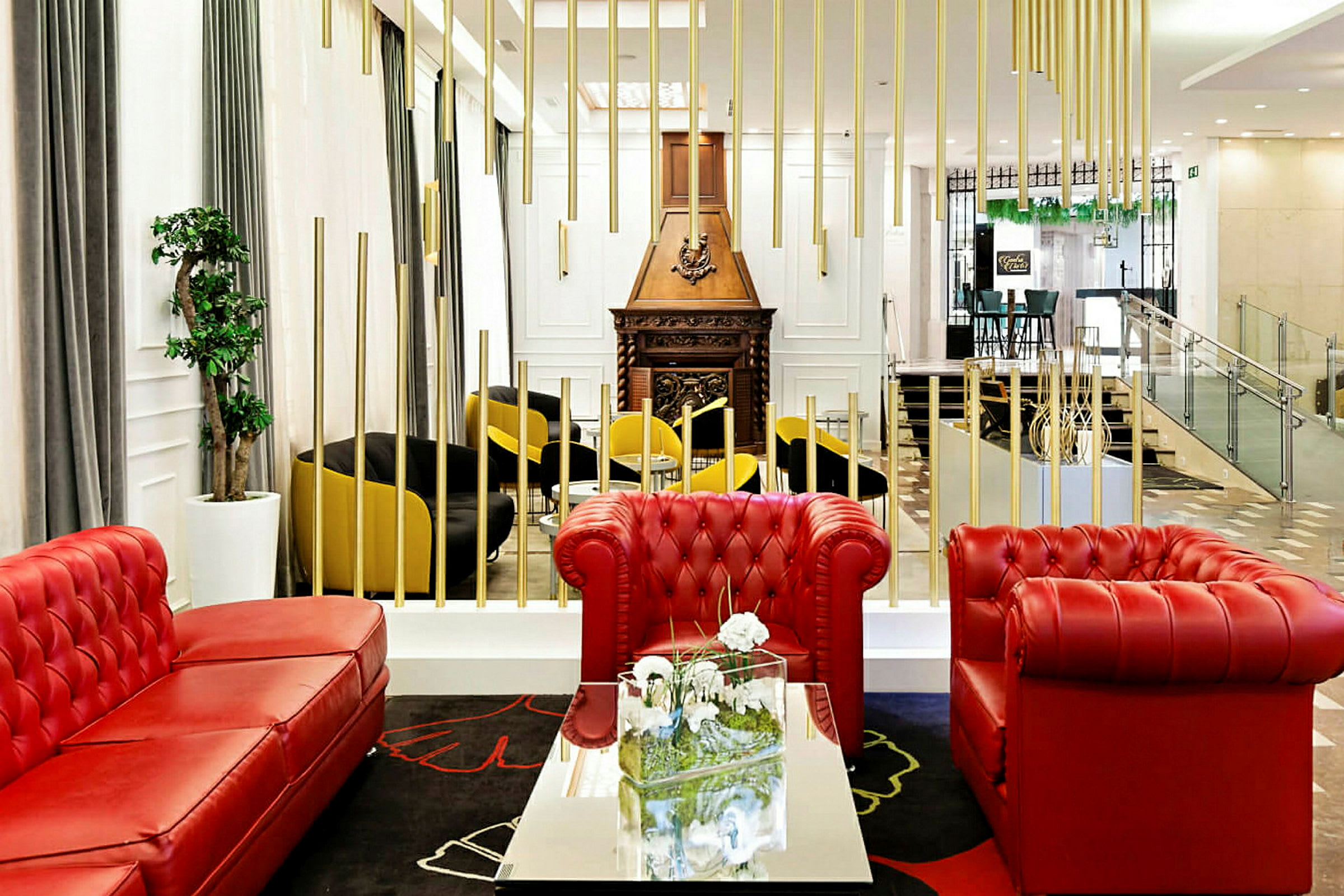 Elegant lobby med röda soffor och moderna inredningsdetaljer. (AI-genererad text)