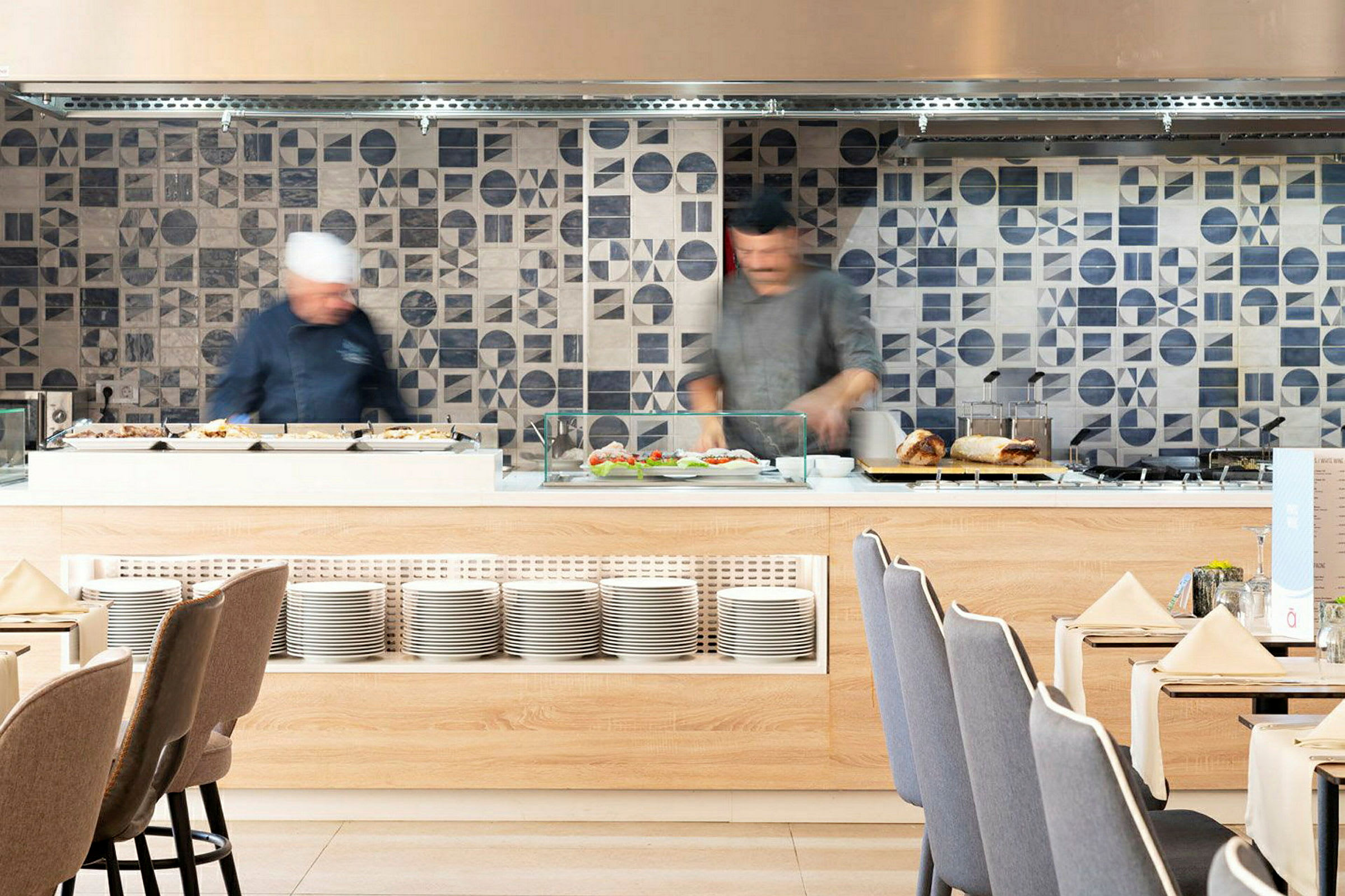 Bufféområde i restaurang med kaklade väggar och tallrikar. (AI-genererad text)