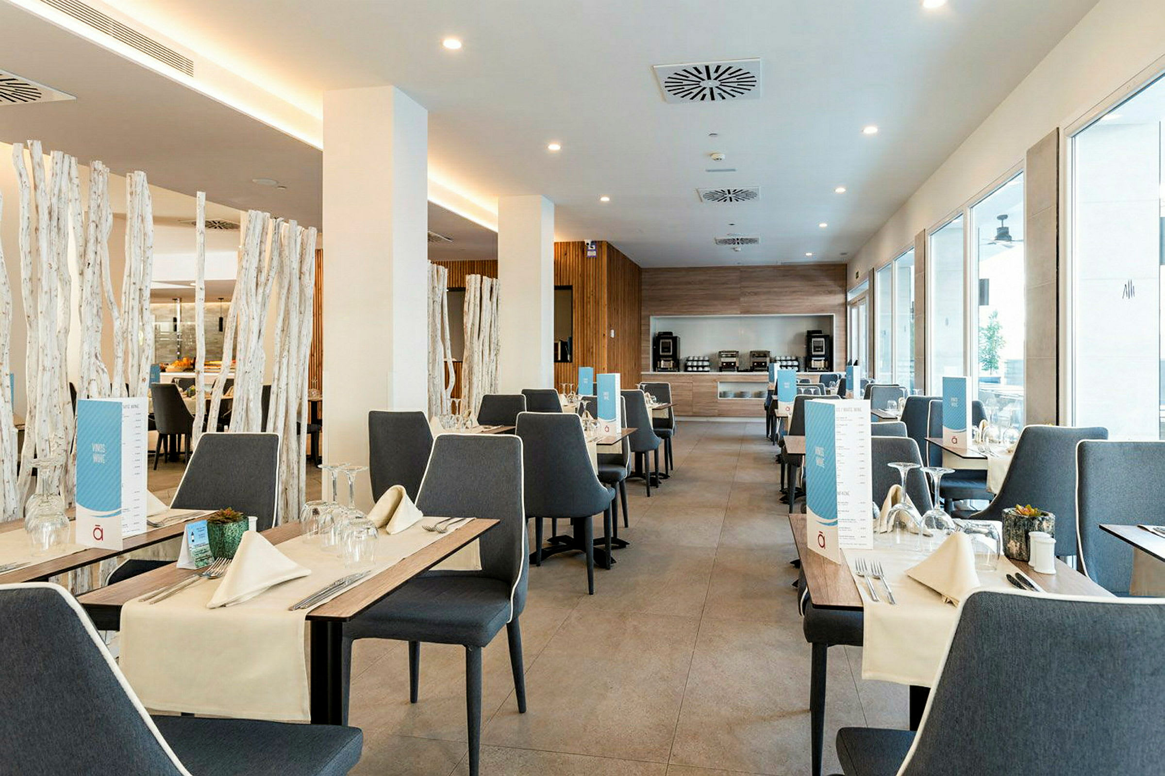 En modern restaurang med dukade bord och stilren inredning. (AI-genererad text)